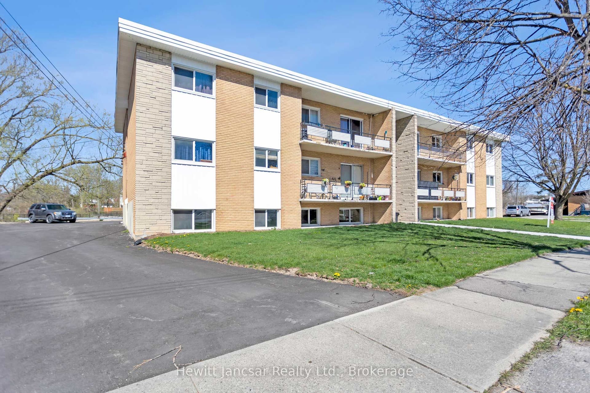 11 Olympic Drive, #4, Kitchener, Waterloo ON N2M 3S7 11 Olympic Drive, #4, Kitchener, Waterloo ON N2M 3S7