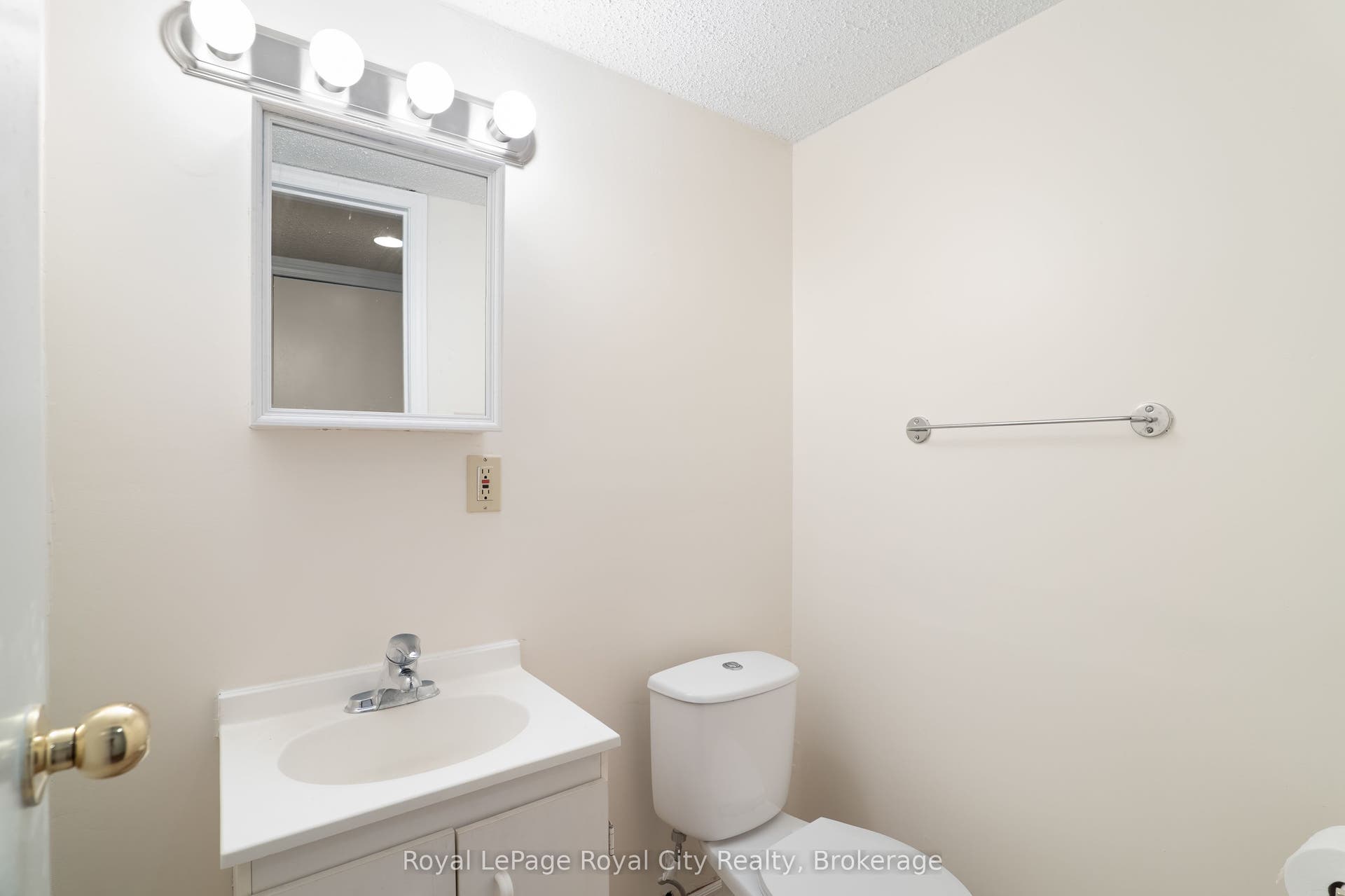 121 Imperial Road N, Guelph, Wellington ON N1H 7Z5 121 Imperial Road N, Guelph, Wellington ON N1H 7Z5