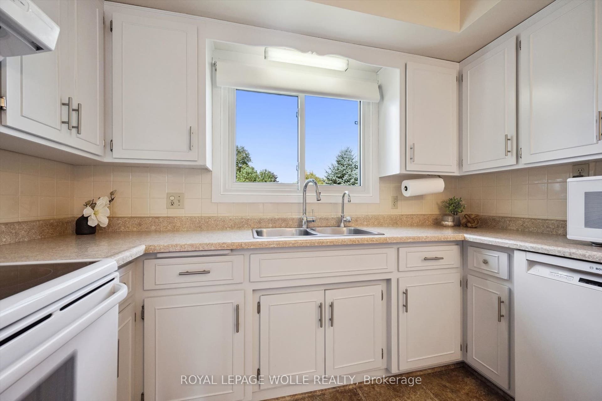 62 Gibson Drive, Kitchener, Waterloo ON N2B 2P4 62 Gibson Drive, Kitchener, Waterloo ON N2B 2P4