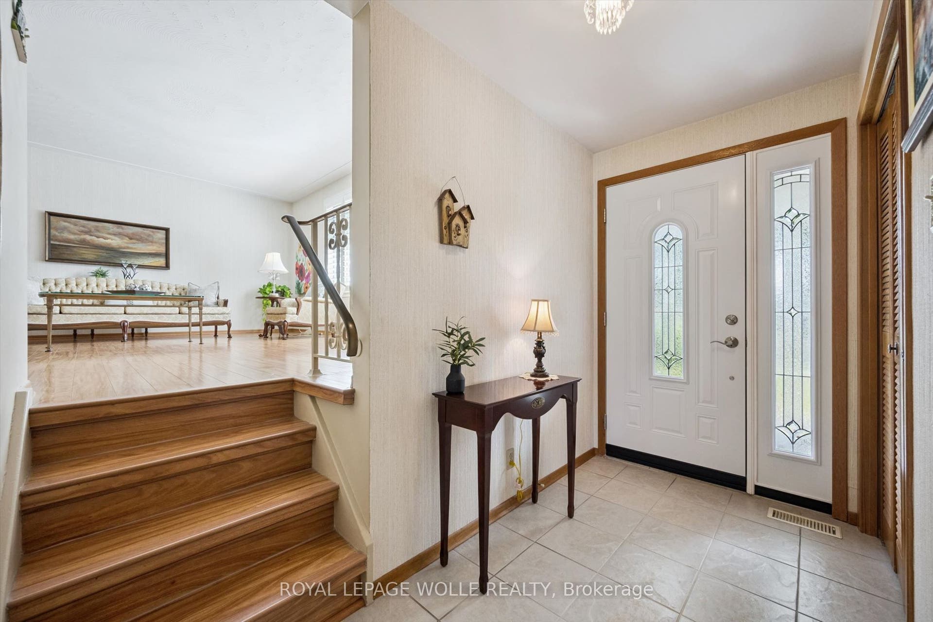 62 Gibson Drive, Kitchener, Waterloo ON N2B 2P4 62 Gibson Drive, Kitchener, Waterloo ON N2B 2P4