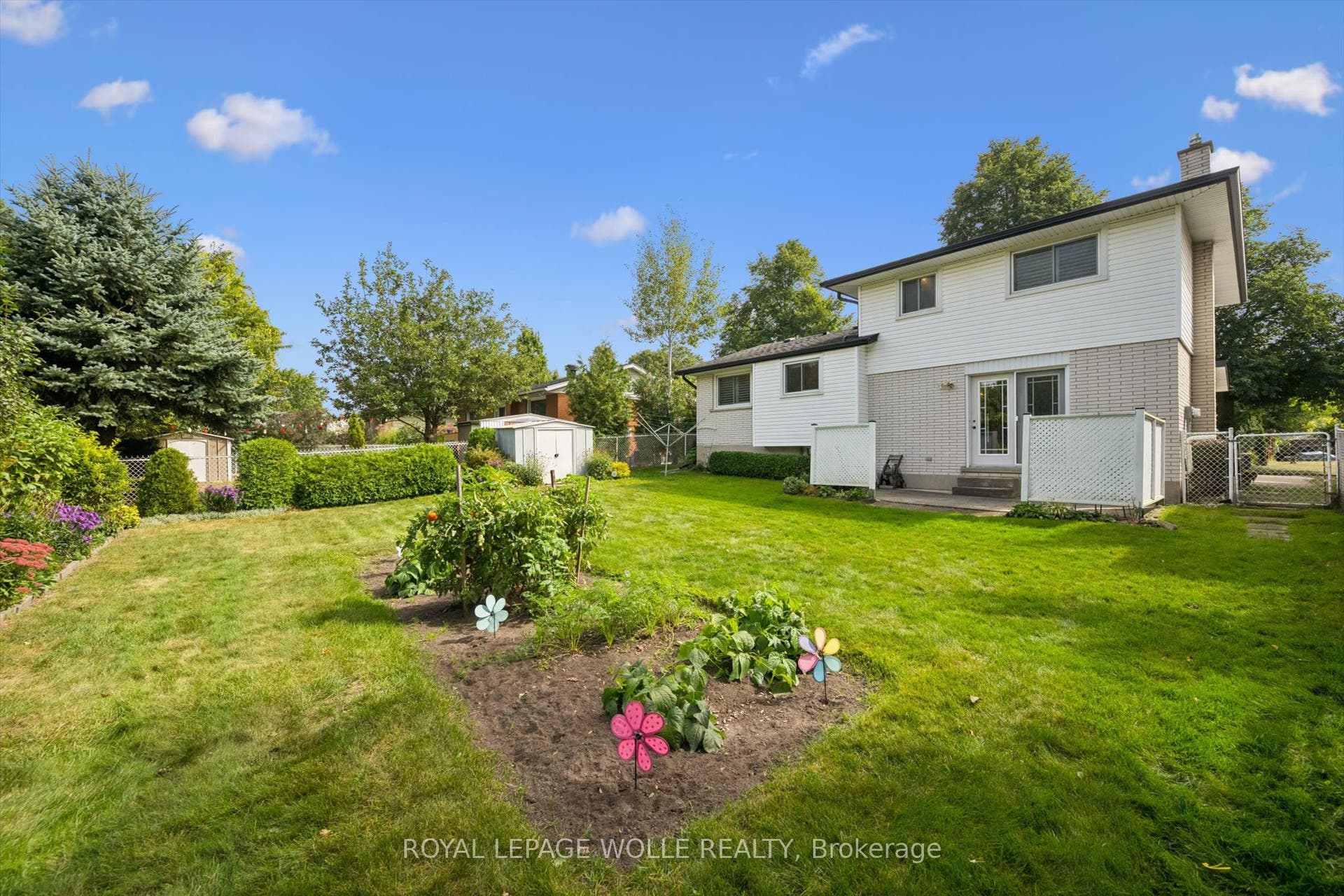 62 Gibson Drive, Kitchener, Waterloo ON N2B 2P4 62 Gibson Drive, Kitchener, Waterloo ON N2B 2P4