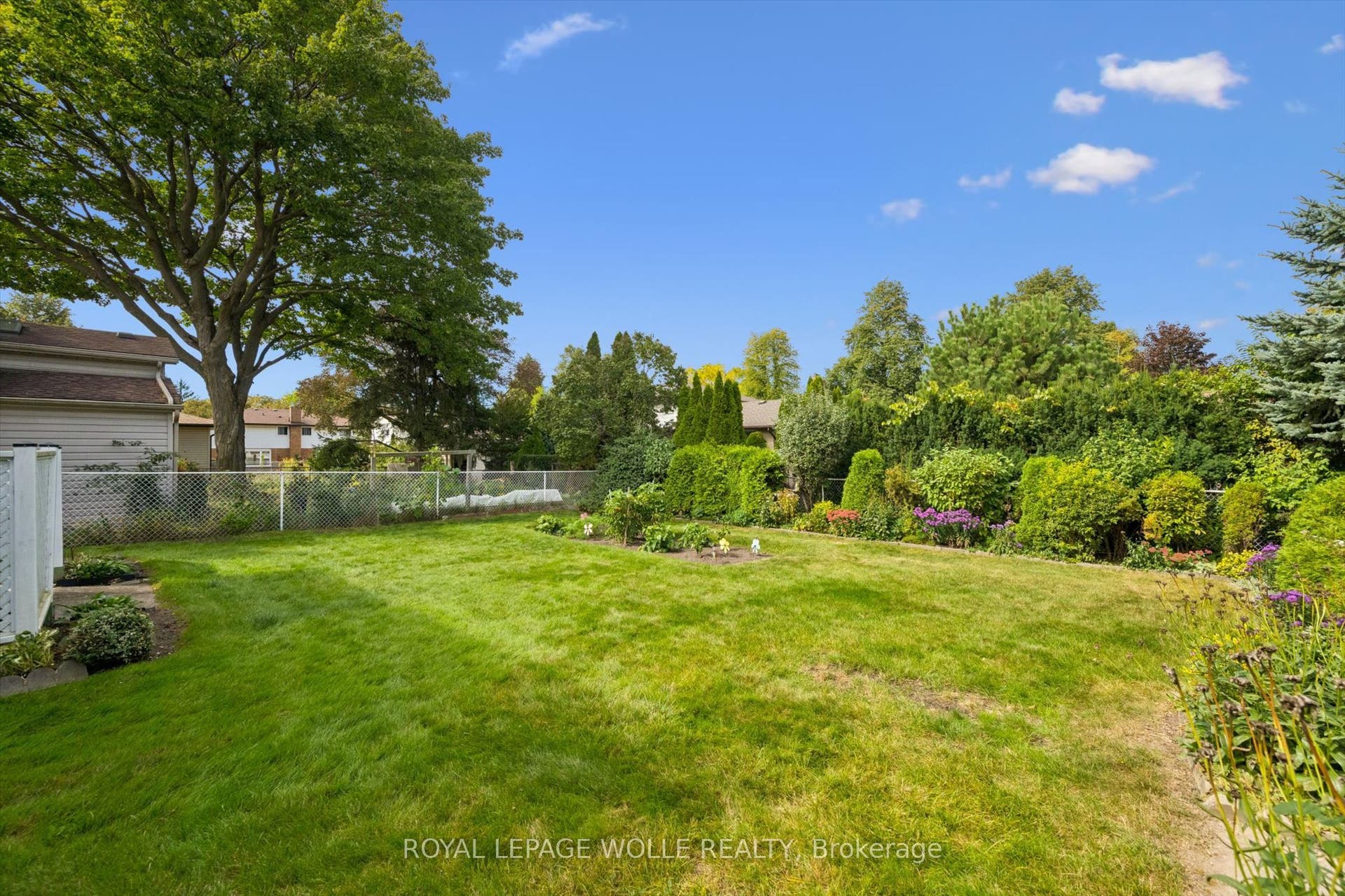 62 Gibson Drive, Kitchener, Waterloo ON N2B 2P4 62 Gibson Drive, Kitchener, Waterloo ON N2B 2P4