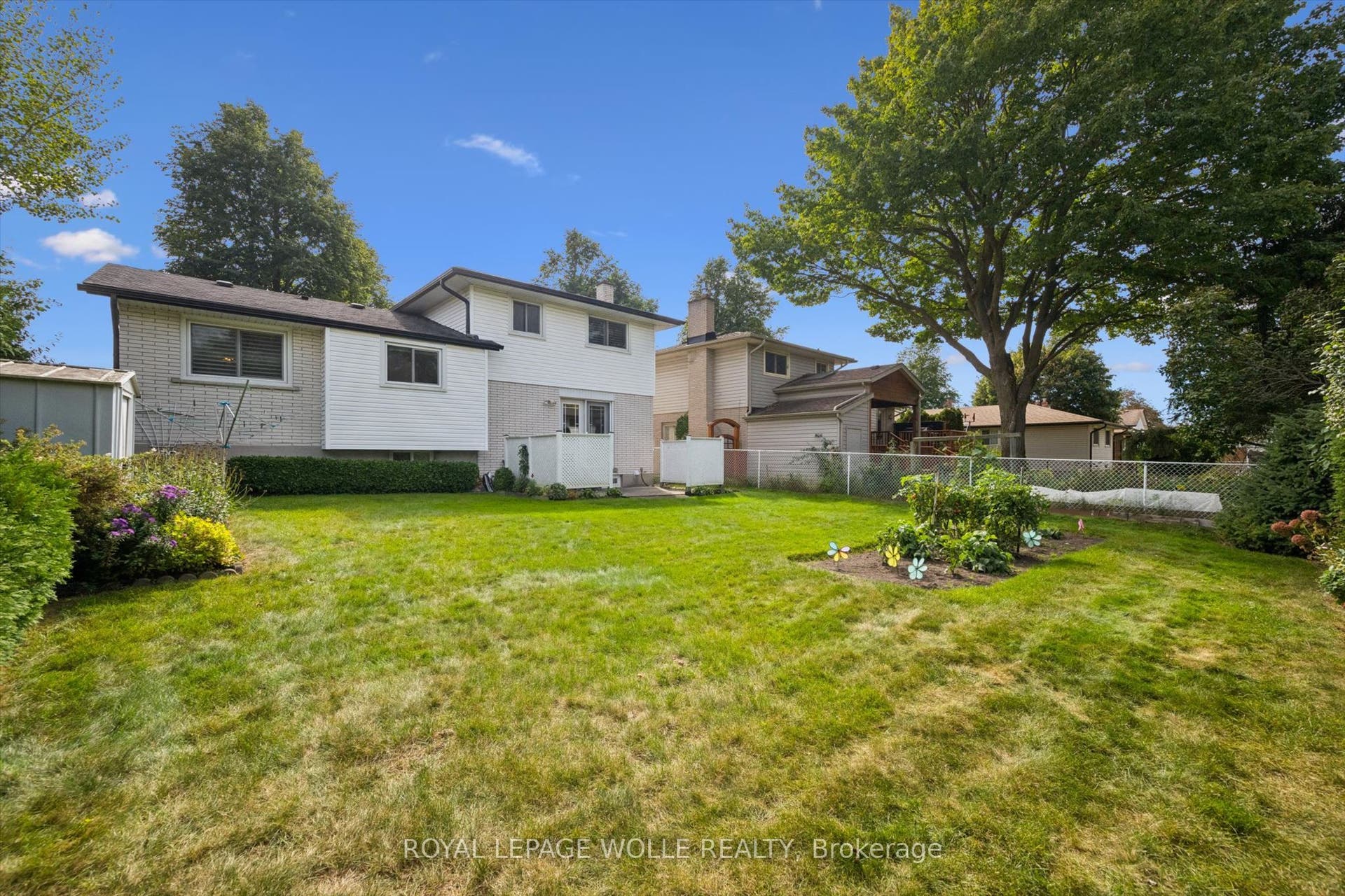 62 Gibson Drive, Kitchener, Waterloo ON N2B 2P4 62 Gibson Drive, Kitchener, Waterloo ON N2B 2P4