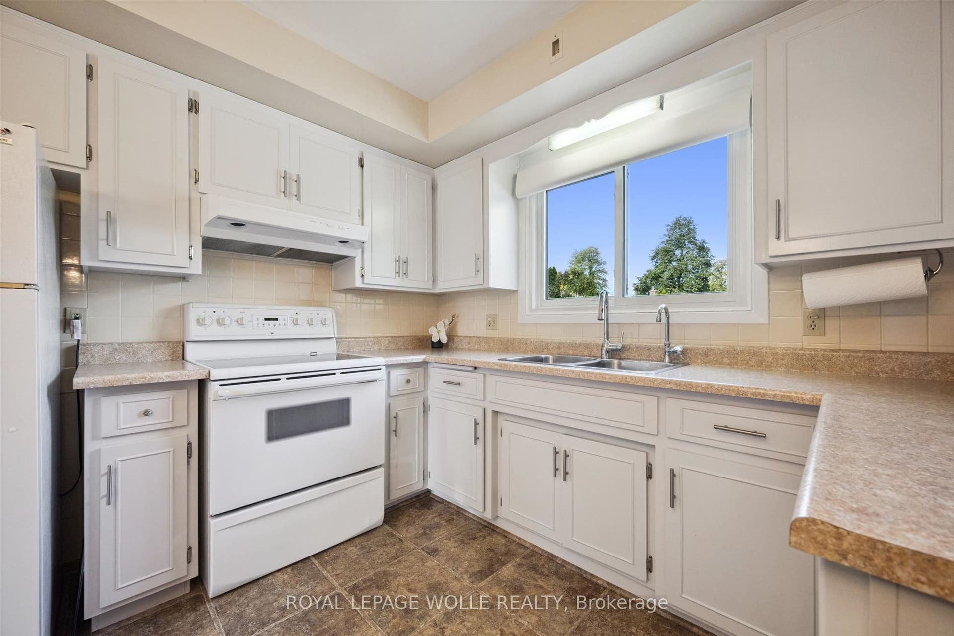 62 Gibson Drive, Kitchener, Waterloo ON N2B 2P4 62 Gibson Drive, Kitchener, Waterloo ON N2B 2P4