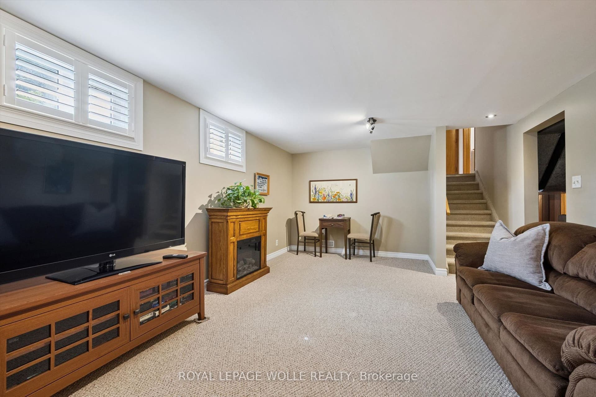 62 Gibson Drive, Kitchener, Waterloo ON N2B 2P4 62 Gibson Drive, Kitchener, Waterloo ON N2B 2P4