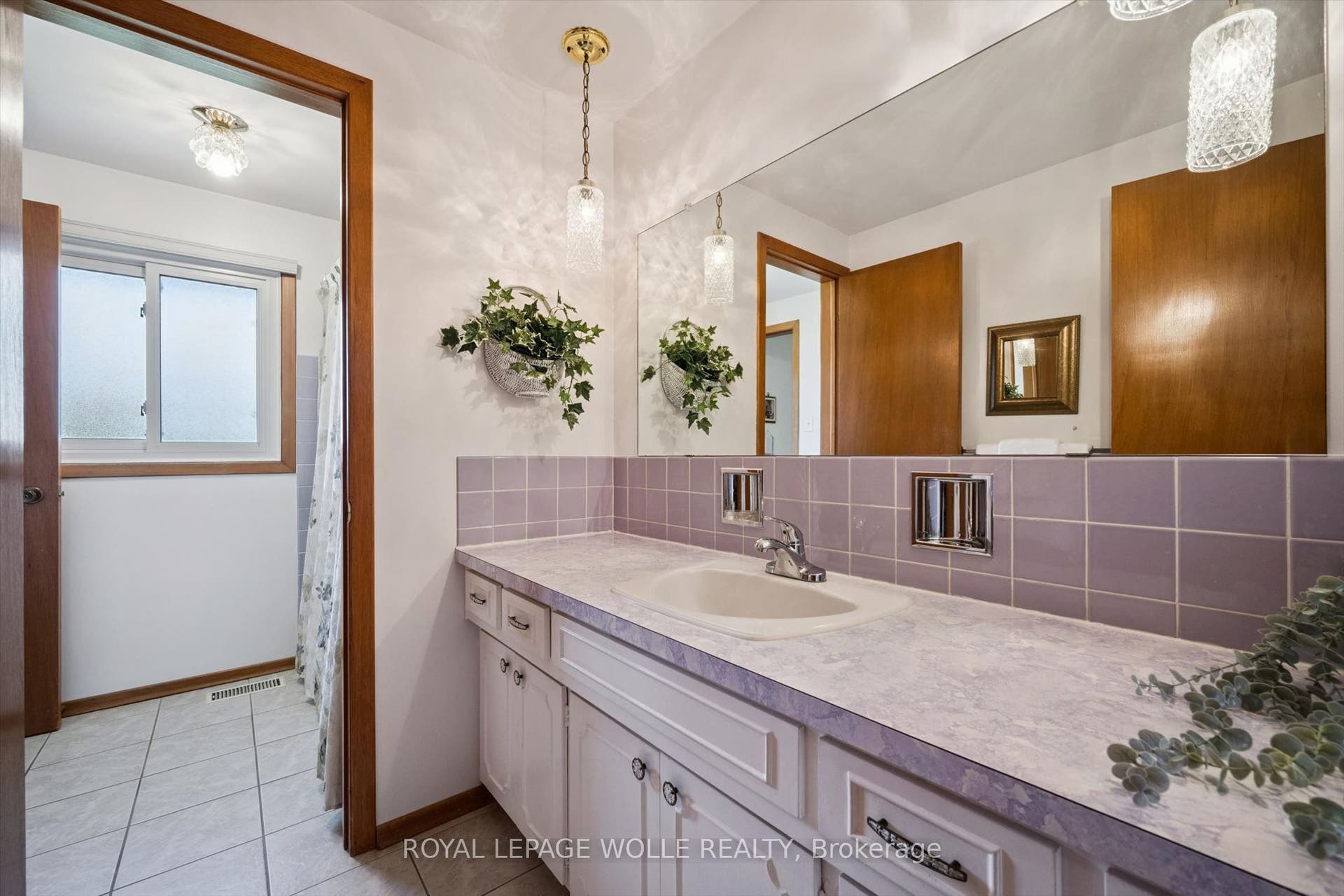 62 Gibson Drive, Kitchener, Waterloo ON N2B 2P4 62 Gibson Drive, Kitchener, Waterloo ON N2B 2P4