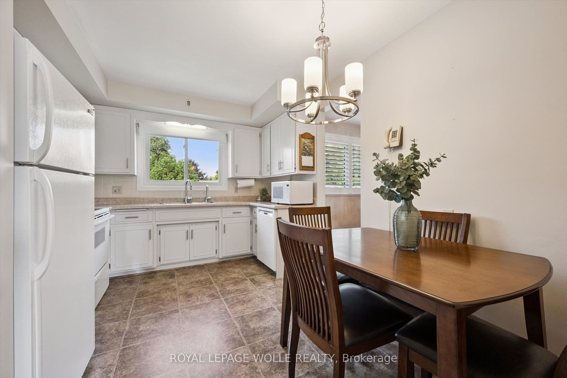62 Gibson Drive, Kitchener, Waterloo ON N2B 2P4 62 Gibson Drive, Kitchener, Waterloo ON N2B 2P4