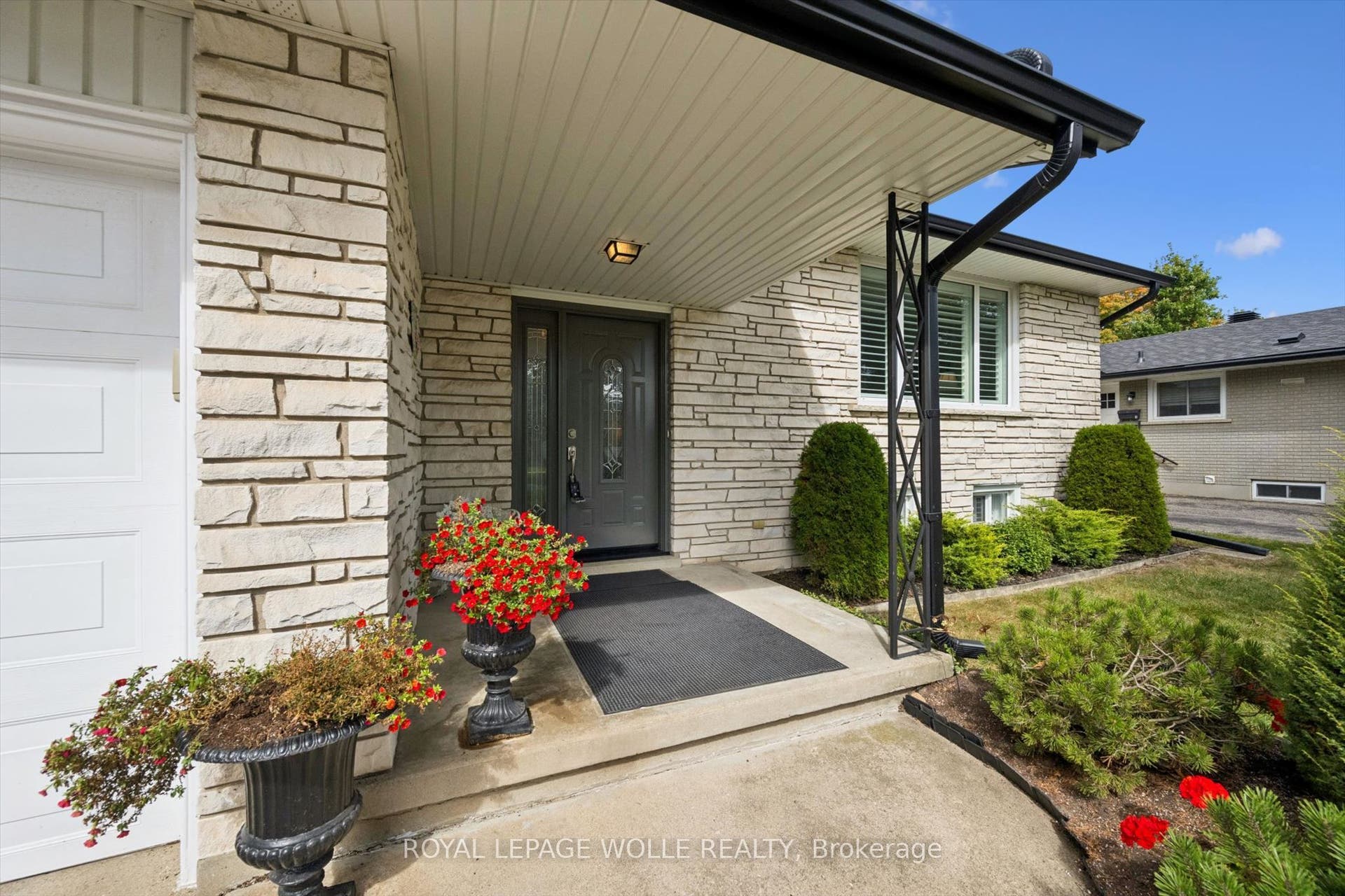 62 Gibson Drive, Kitchener, Waterloo ON N2B 2P4 62 Gibson Drive, Kitchener, Waterloo ON N2B 2P4