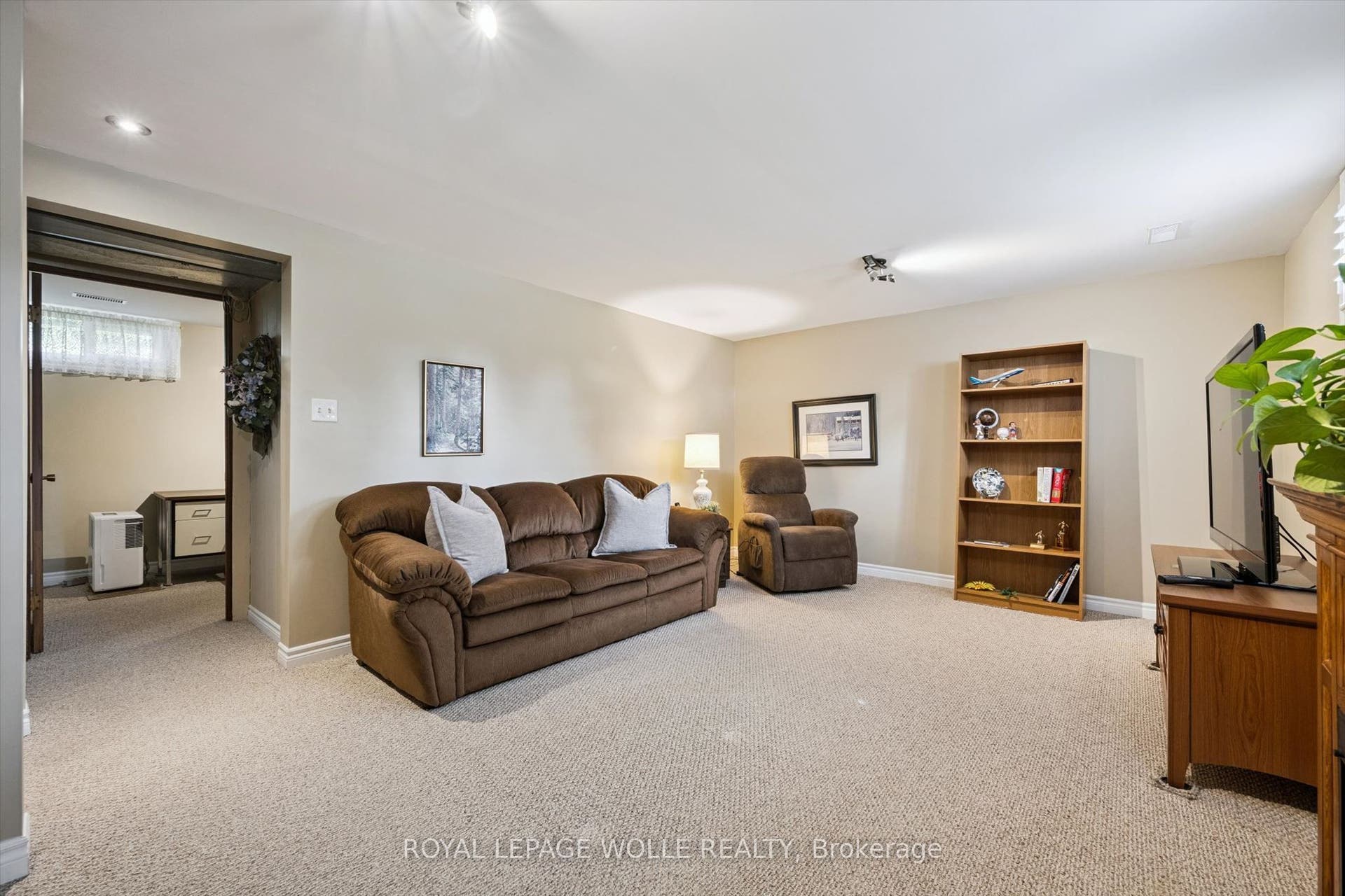 62 Gibson Drive, Kitchener, Waterloo ON N2B 2P4 62 Gibson Drive, Kitchener, Waterloo ON N2B 2P4