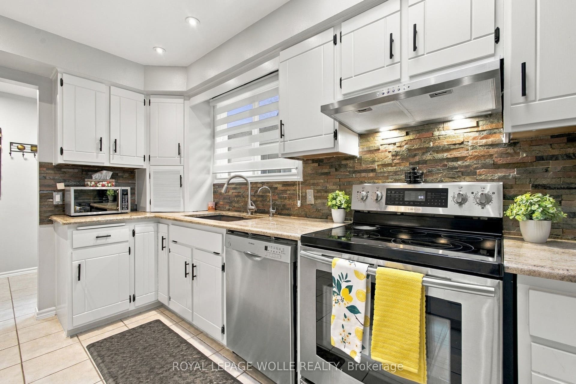 802 Strasburg Road, Kitchener, Waterloo ON N2E 2Y3 802 Strasburg Road, Kitchener, Waterloo ON N2E 2Y3