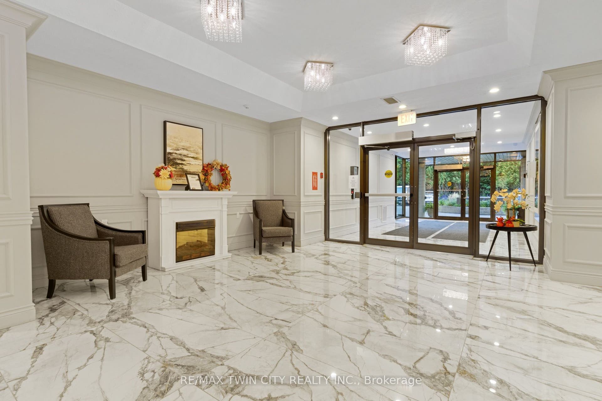 237 King Street W, Cambridge, Waterloo ON N3H 5L2 Front Lobby