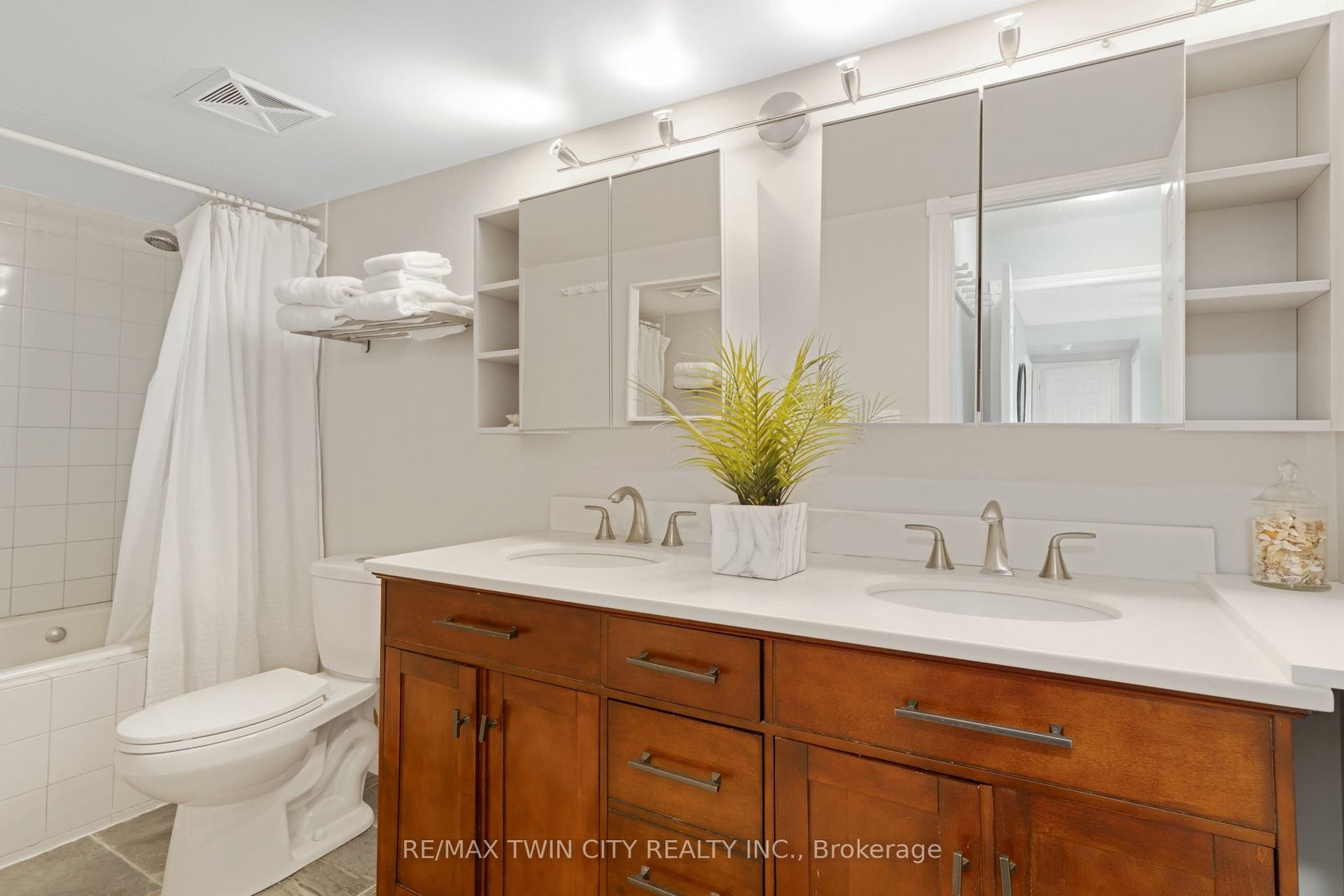 237 King Street W, Cambridge, Waterloo ON N3H 5L2 5 piece ensuite