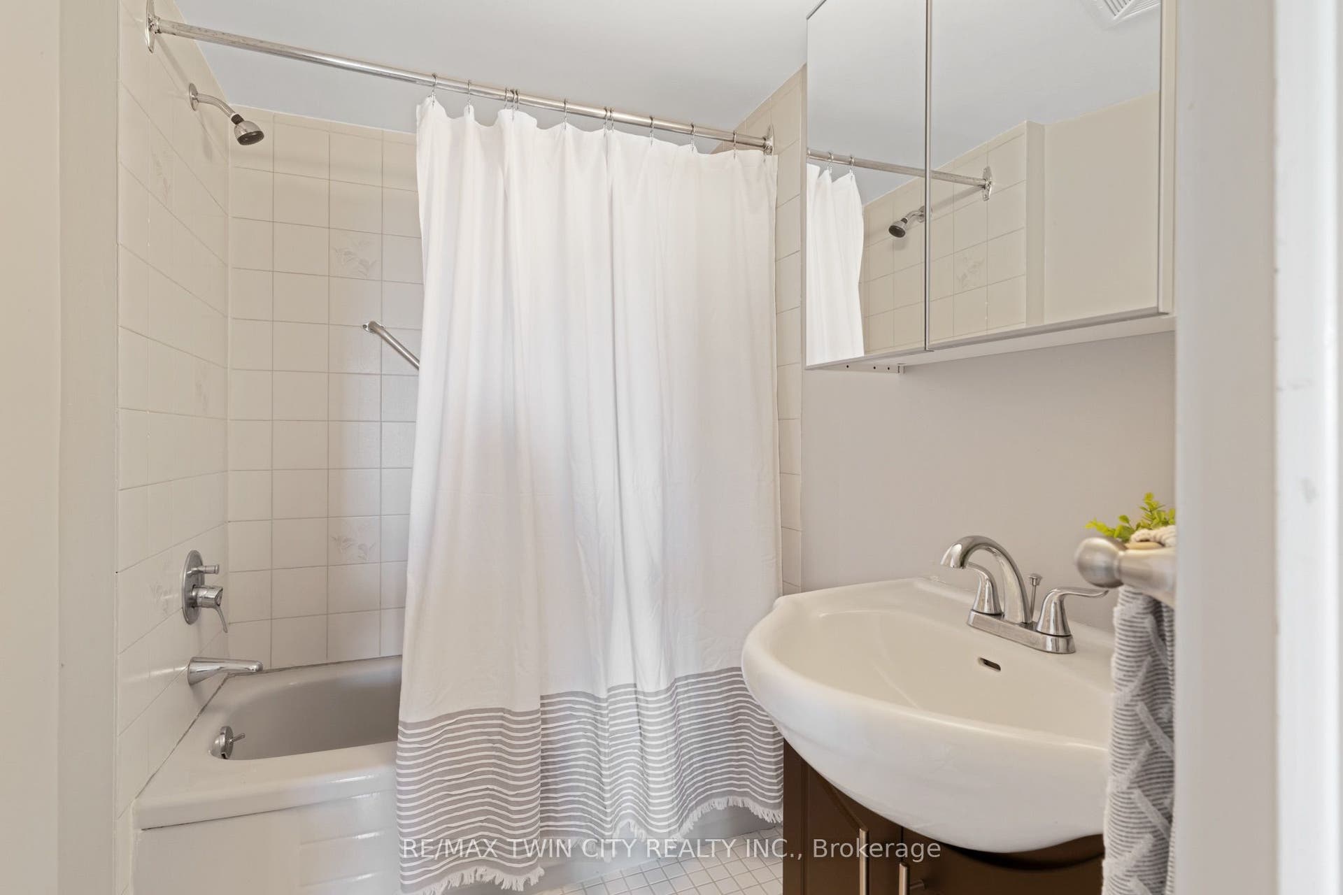 237 King Street W, Cambridge, Waterloo ON N3H 5L2 4 piece bath