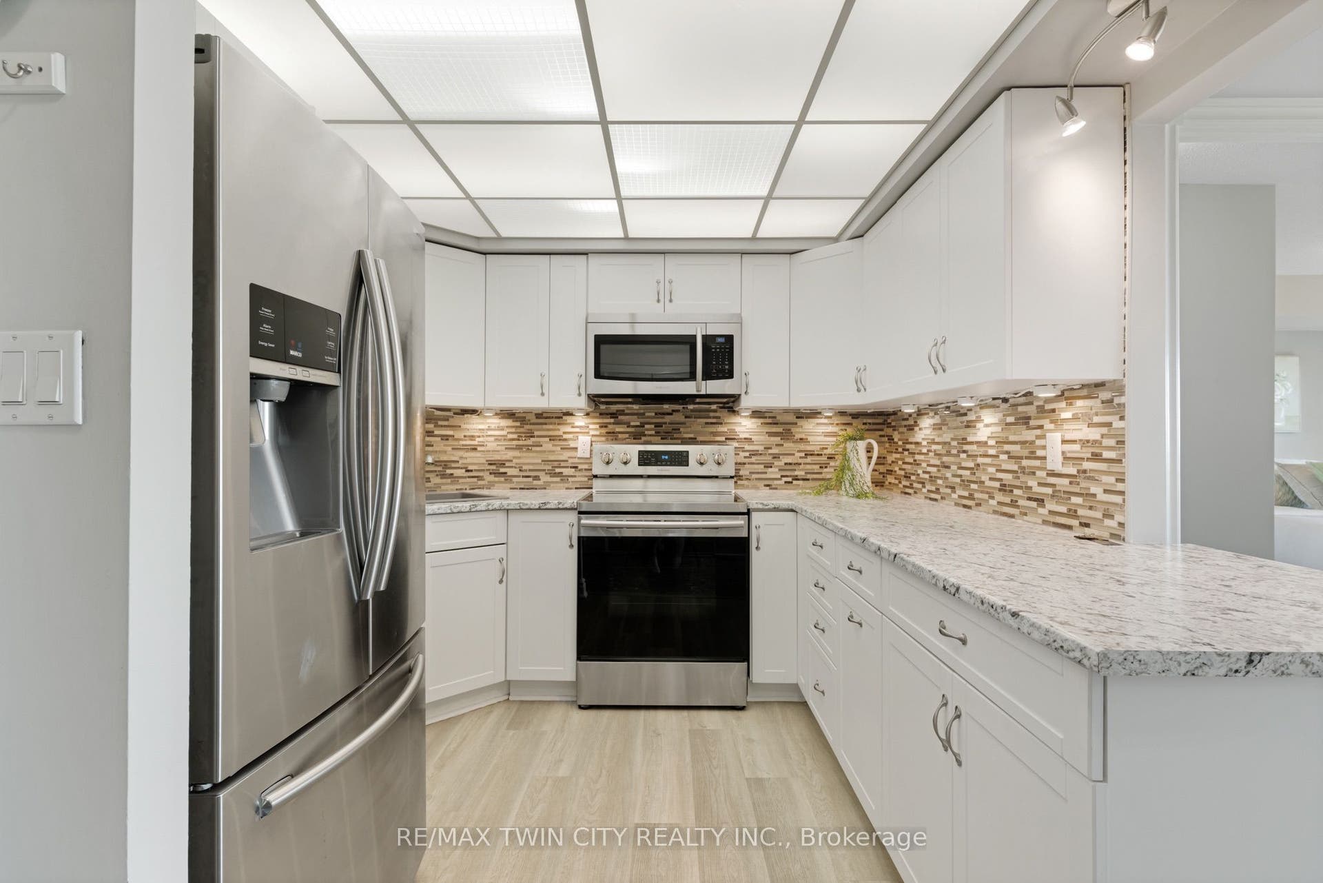 237 King Street W, Cambridge, Waterloo ON N3H 5L2 Kitchen