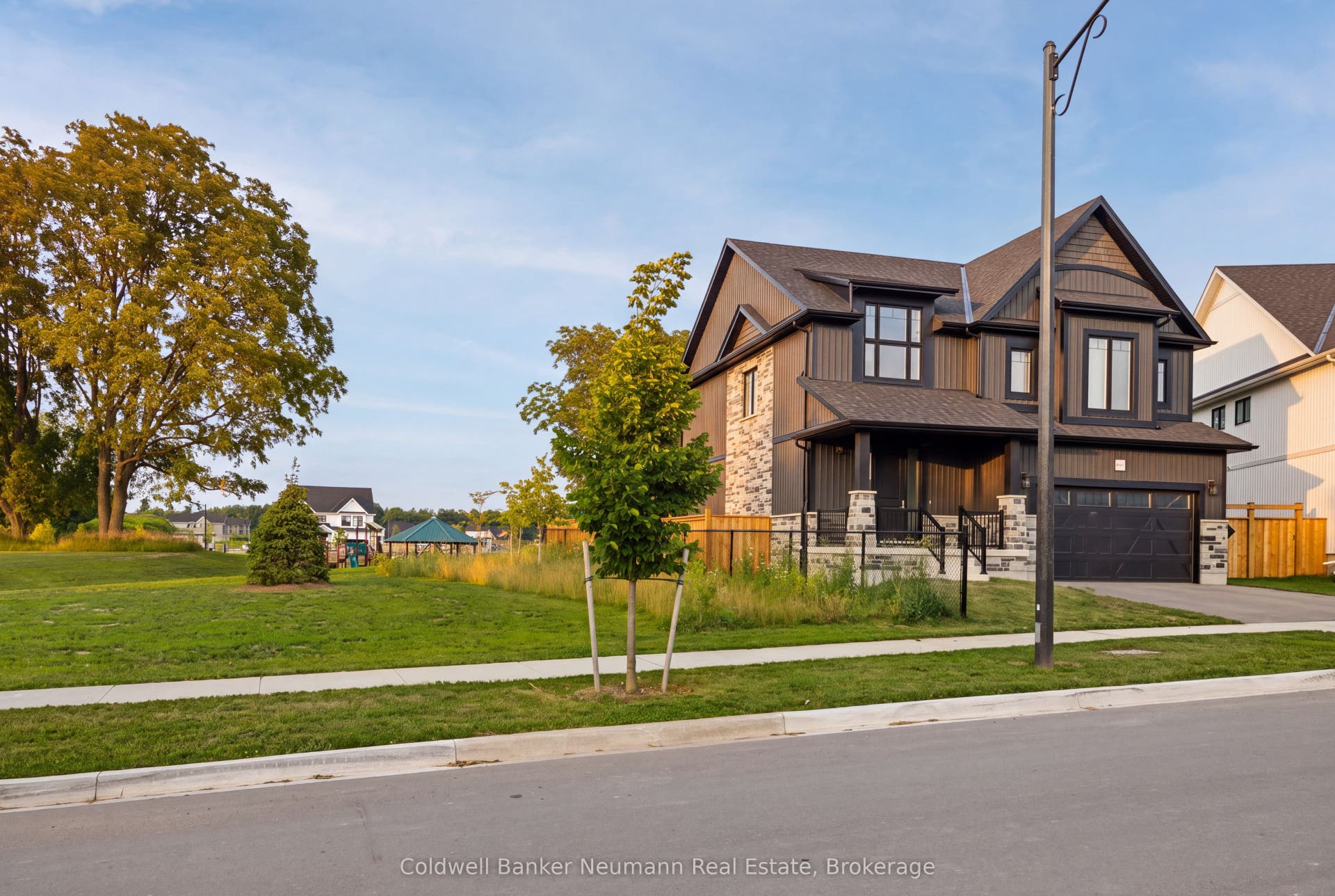 Large lot with no left side neighbour