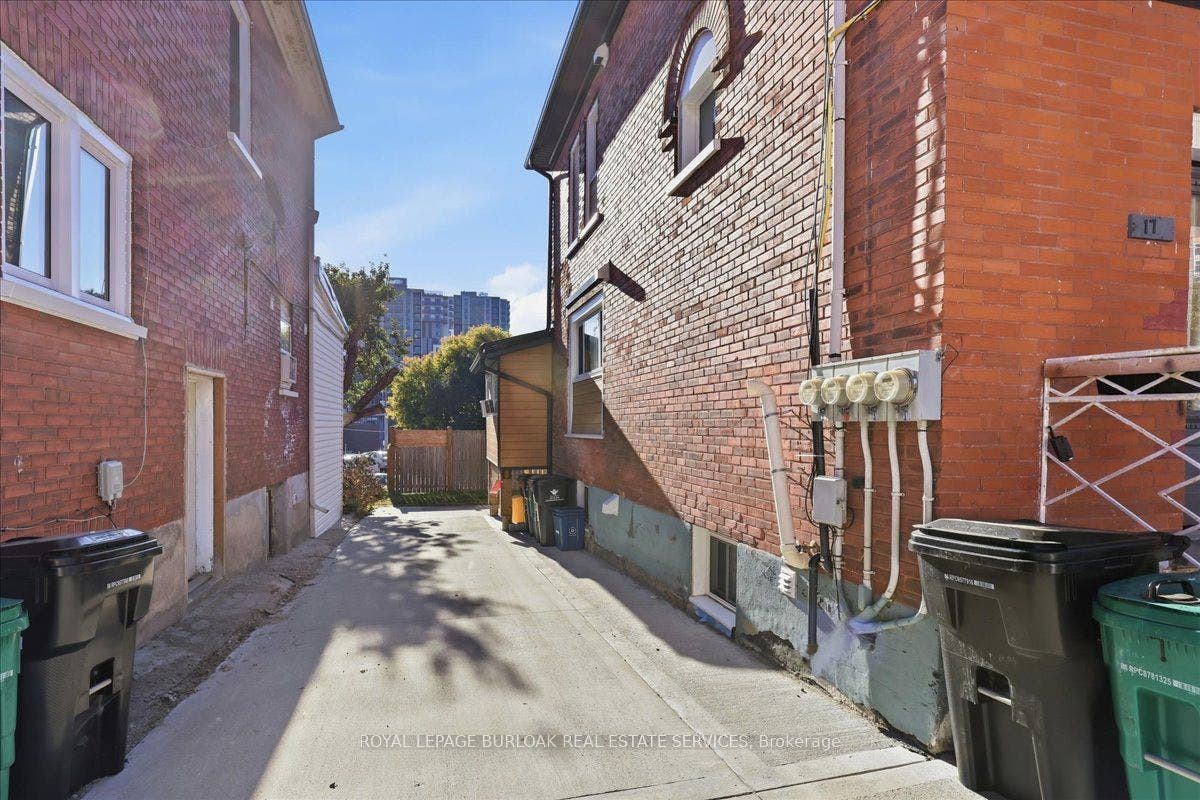 17 Eby Street S, #Upper, Kitchener, Waterloo ON N2G 3K6 17 Eby Street S, #Upper, Kitchener, Waterloo ON N2G 3K6