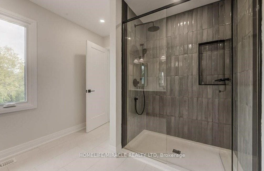 160 Weber Street W, #upper, Kitchener, Waterloo ON N2H 4A4 160 Weber Street W, #upper, Kitchener, Waterloo ON N2H 4A4