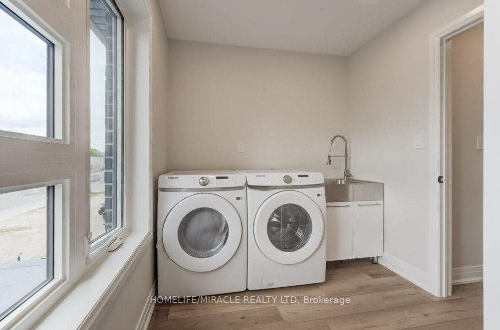 160 Weber Street W, #upper, Kitchener, Waterloo ON N2H 4A4 160 Weber Street W, #upper, Kitchener, Waterloo ON N2H 4A4