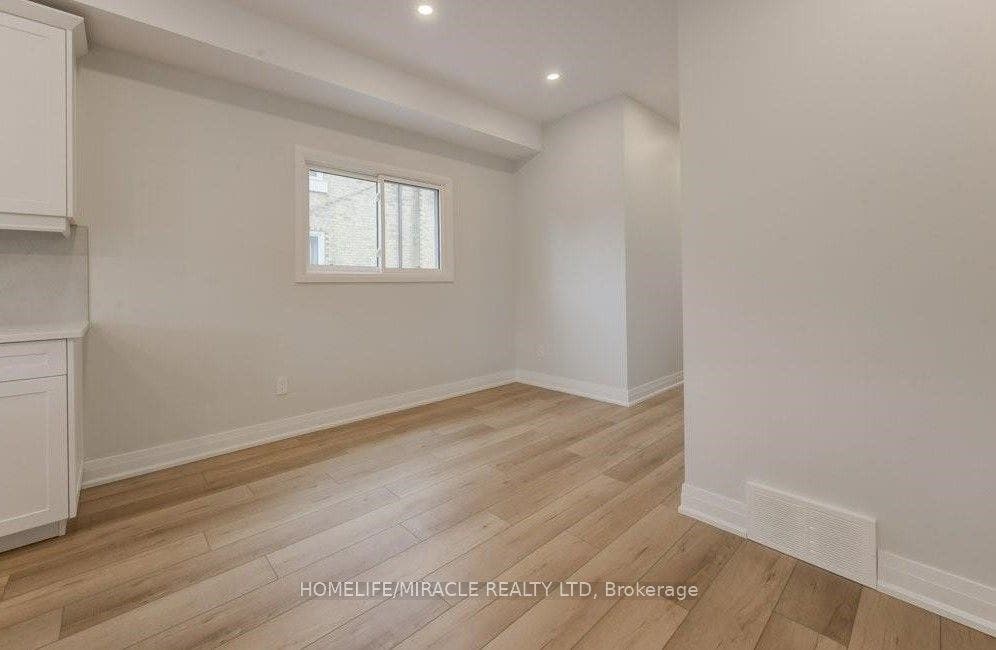 160 Weber Street W, #upper, Kitchener, Waterloo ON N2H 4A4 160 Weber Street W, #upper, Kitchener, Waterloo ON N2H 4A4