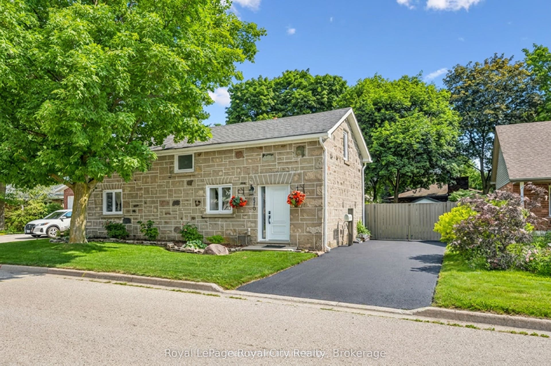 470 Perth Street, Centre Wellington, Wellington ON N1M 2S7 Digitally Enhanced Driveway