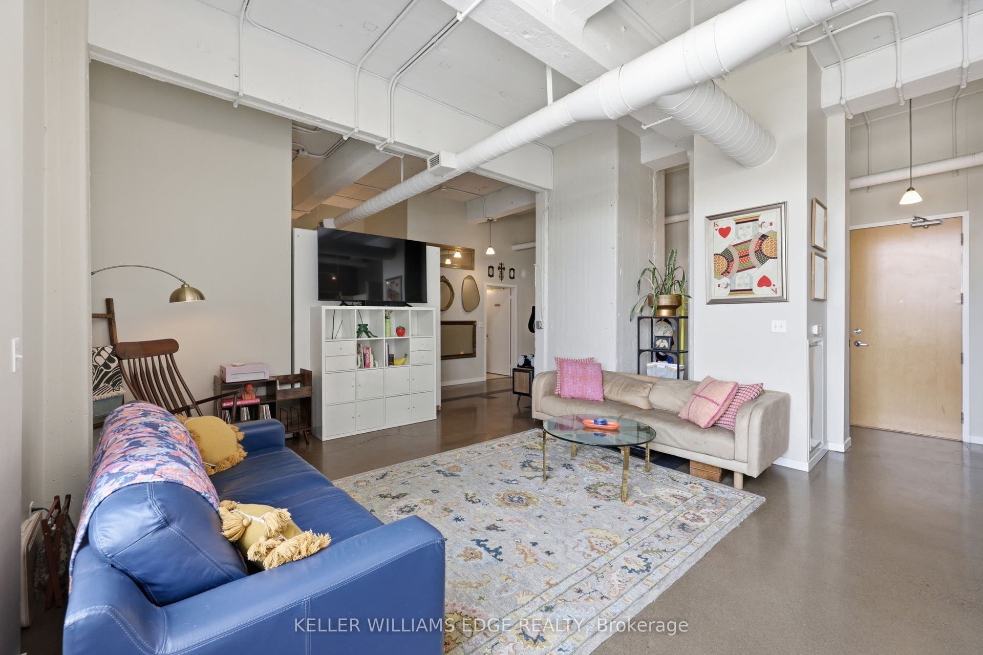410 King Street W, #307, Kitchener, Waterloo ON N2G 1C3 Bright Open-Concept Living Room
