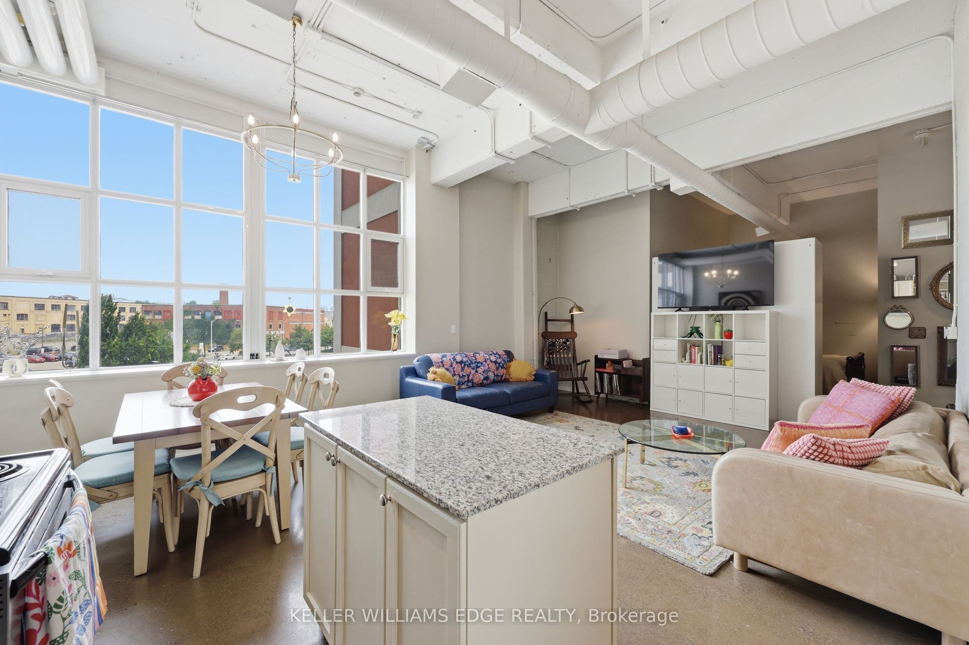 410 King Street W, #307, Kitchener, Waterloo ON N2G 1C3 Bright Kitchen, Dining & Living w/ natural light