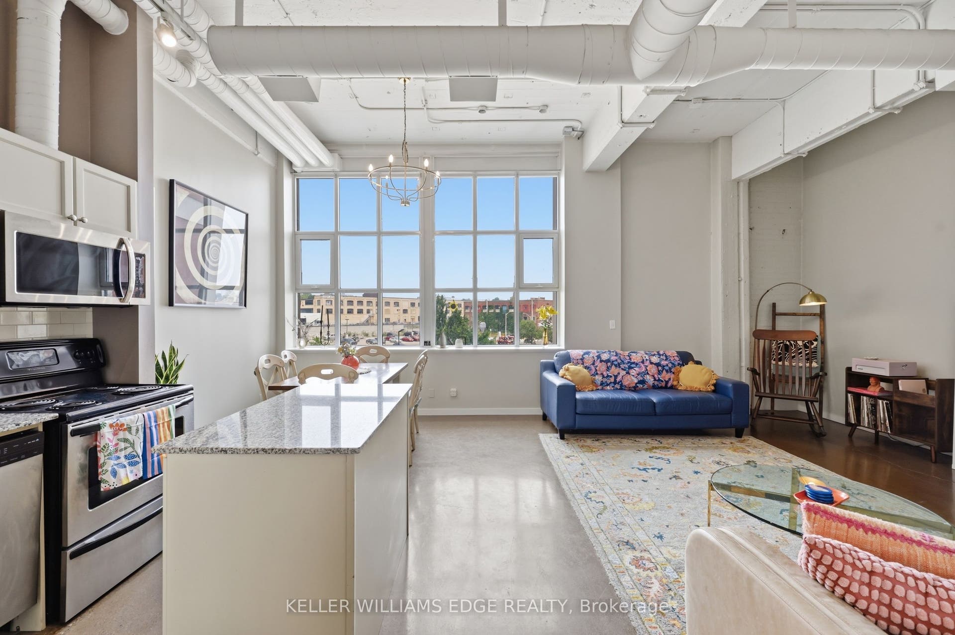 410 King Street W, #307, Kitchener, Waterloo ON N2G 1C3 Bright Kitchen, Dining & Living w/ natural light