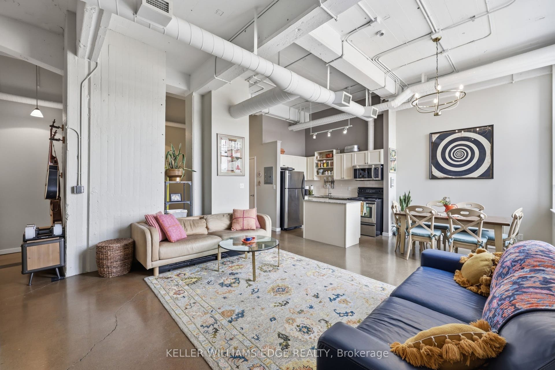 410 King Street W, #307, Kitchener, Waterloo ON N2G 1C3 Bright Open-Concept Living Room