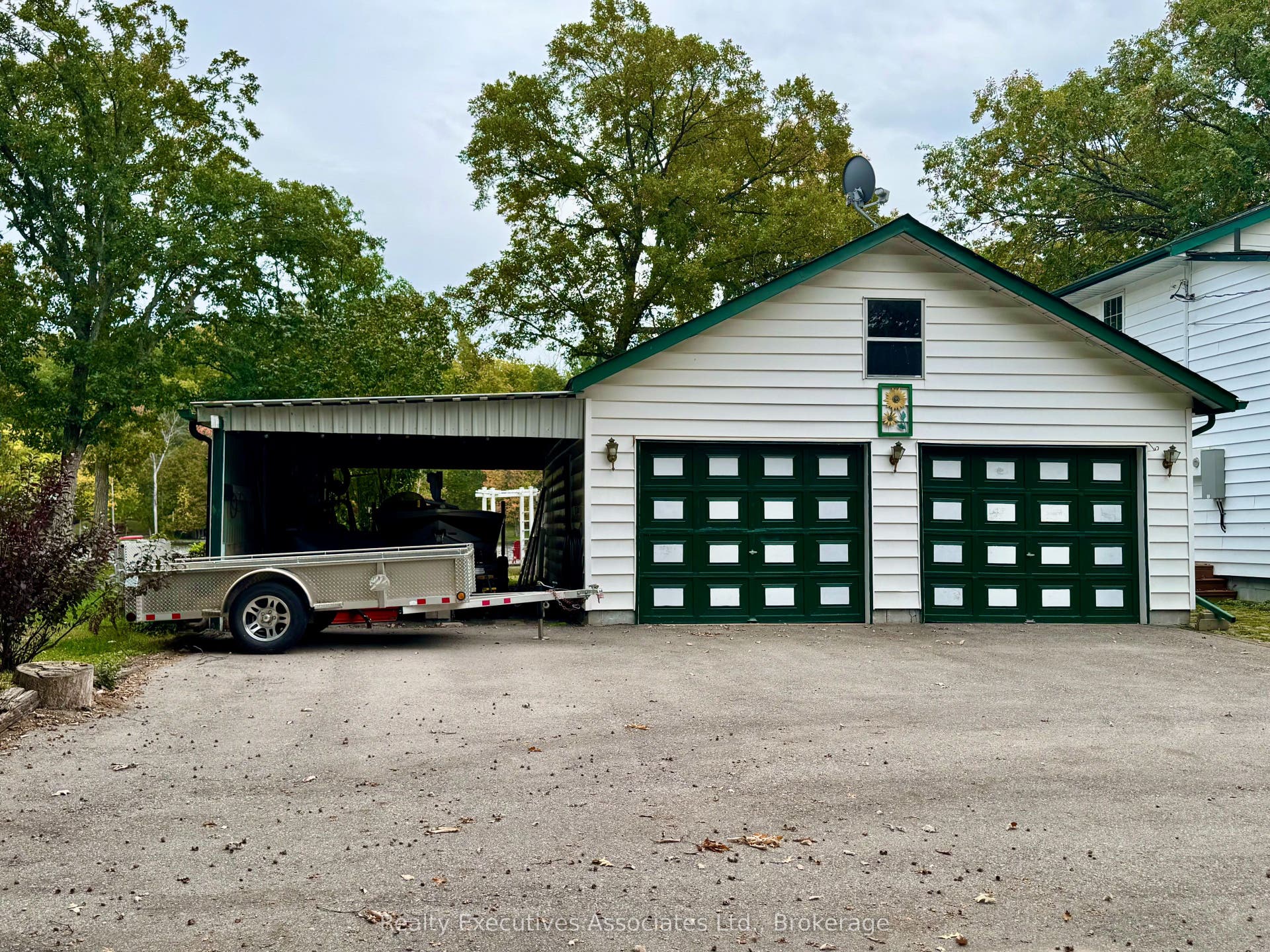 Detached garage