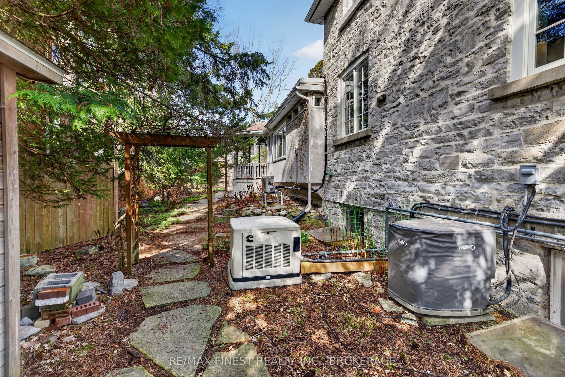 68 Collingwood Street, Kingston, Frontenac ON K7L 3X4 68 Collingwood Street, Kingston, Frontenac ON K7L 3X4