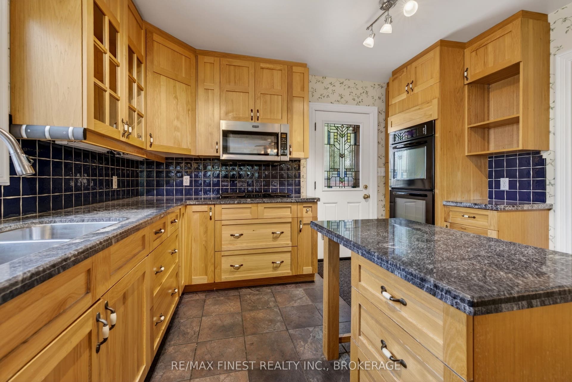68 Collingwood Street, Kingston, Frontenac ON K7L 3X4 68 Collingwood Street, Kingston, Frontenac ON K7L 3X4