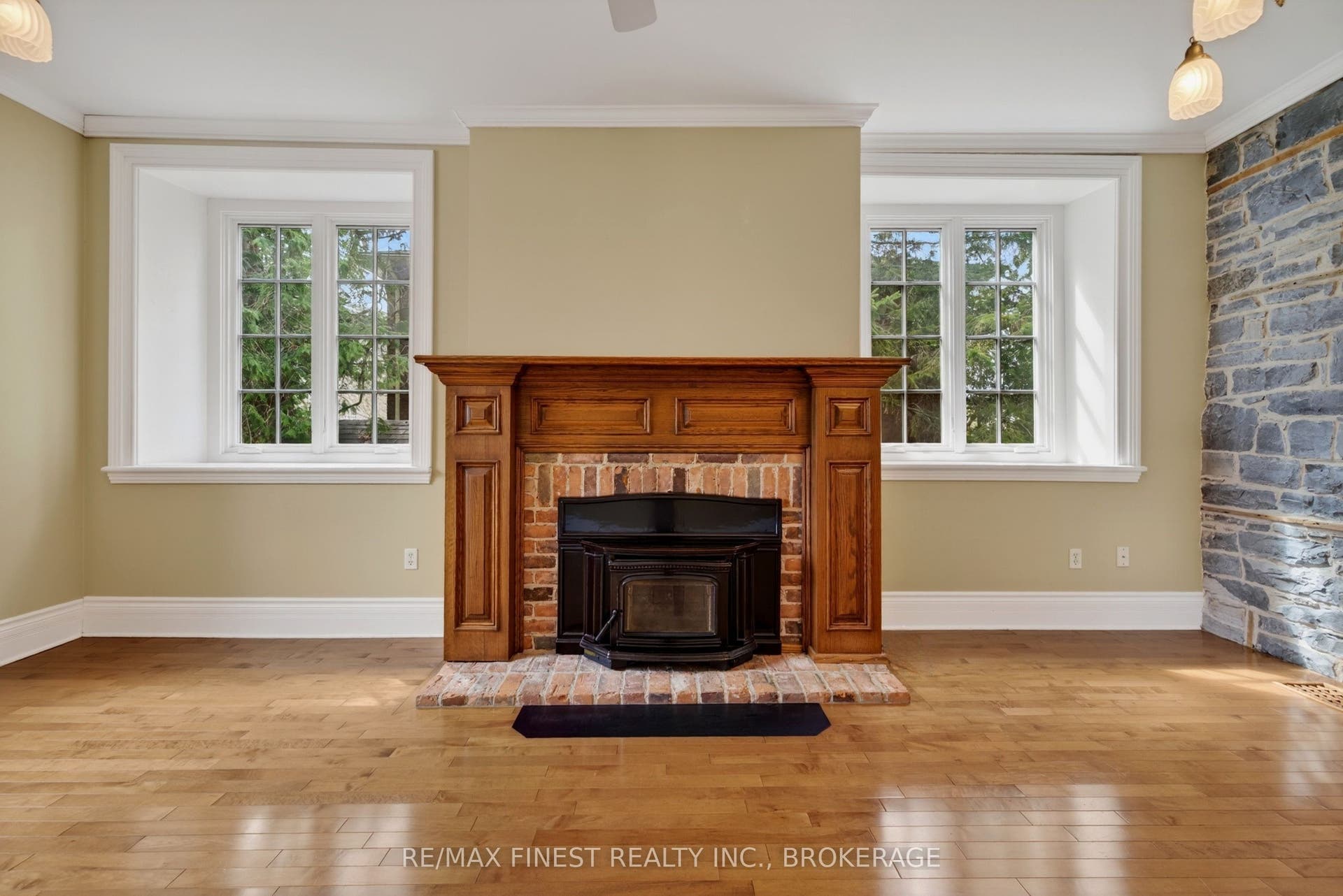68 Collingwood Street, Kingston, Frontenac ON K7L 3X4 68 Collingwood Street, Kingston, Frontenac ON K7L 3X4