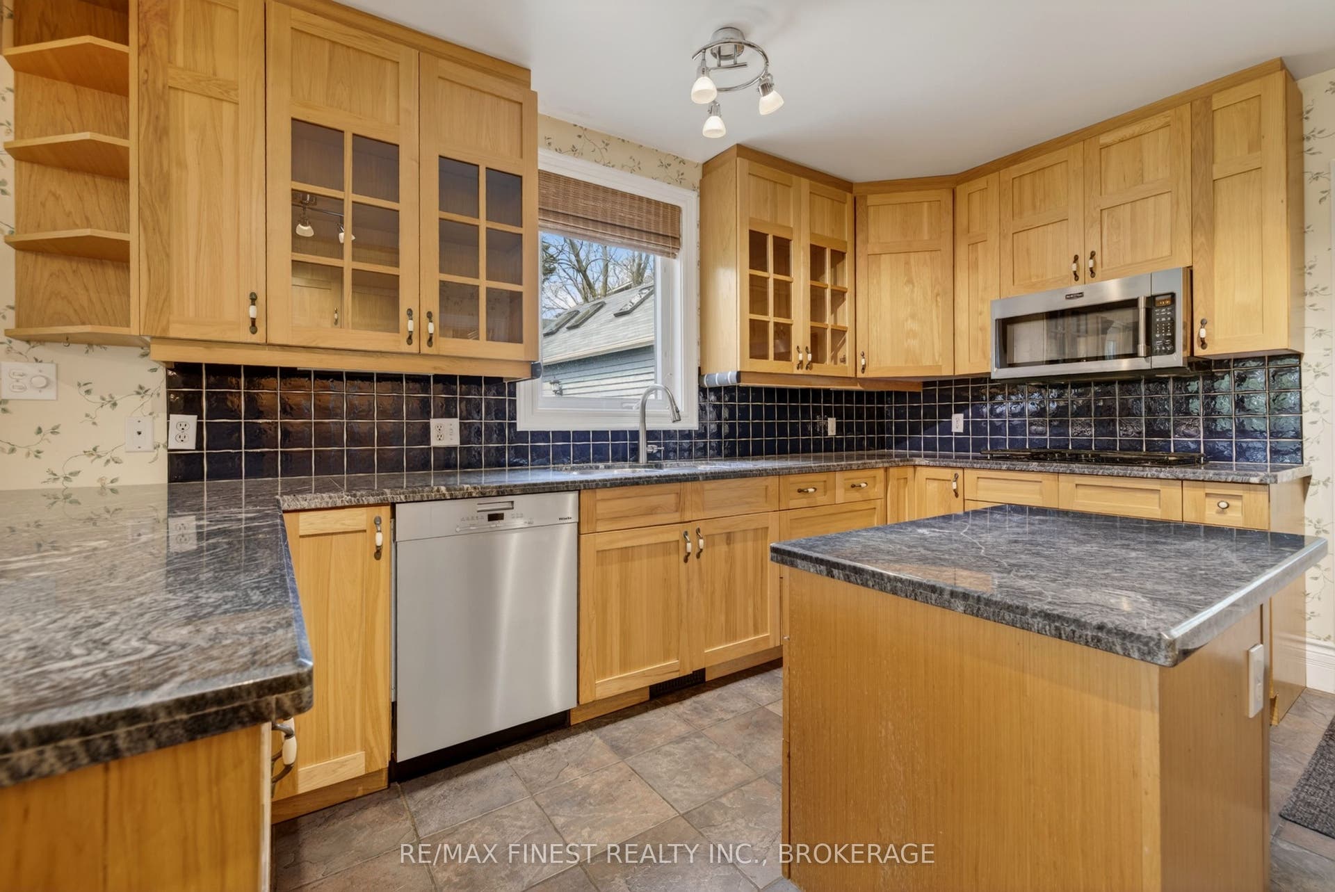 68 Collingwood Street, Kingston, Frontenac ON K7L 3X4 68 Collingwood Street, Kingston, Frontenac ON K7L 3X4