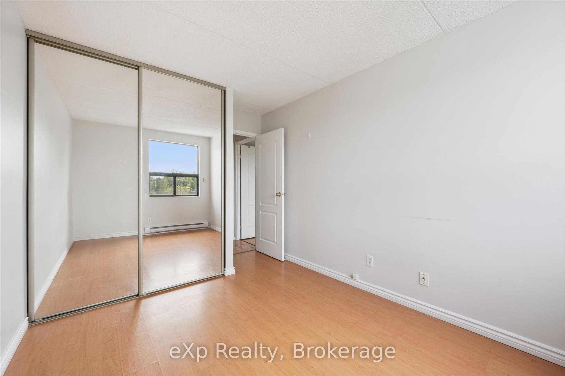 65 Silvercreek Parkway N, #404, Guelph, Wellington ON N1H 7R9