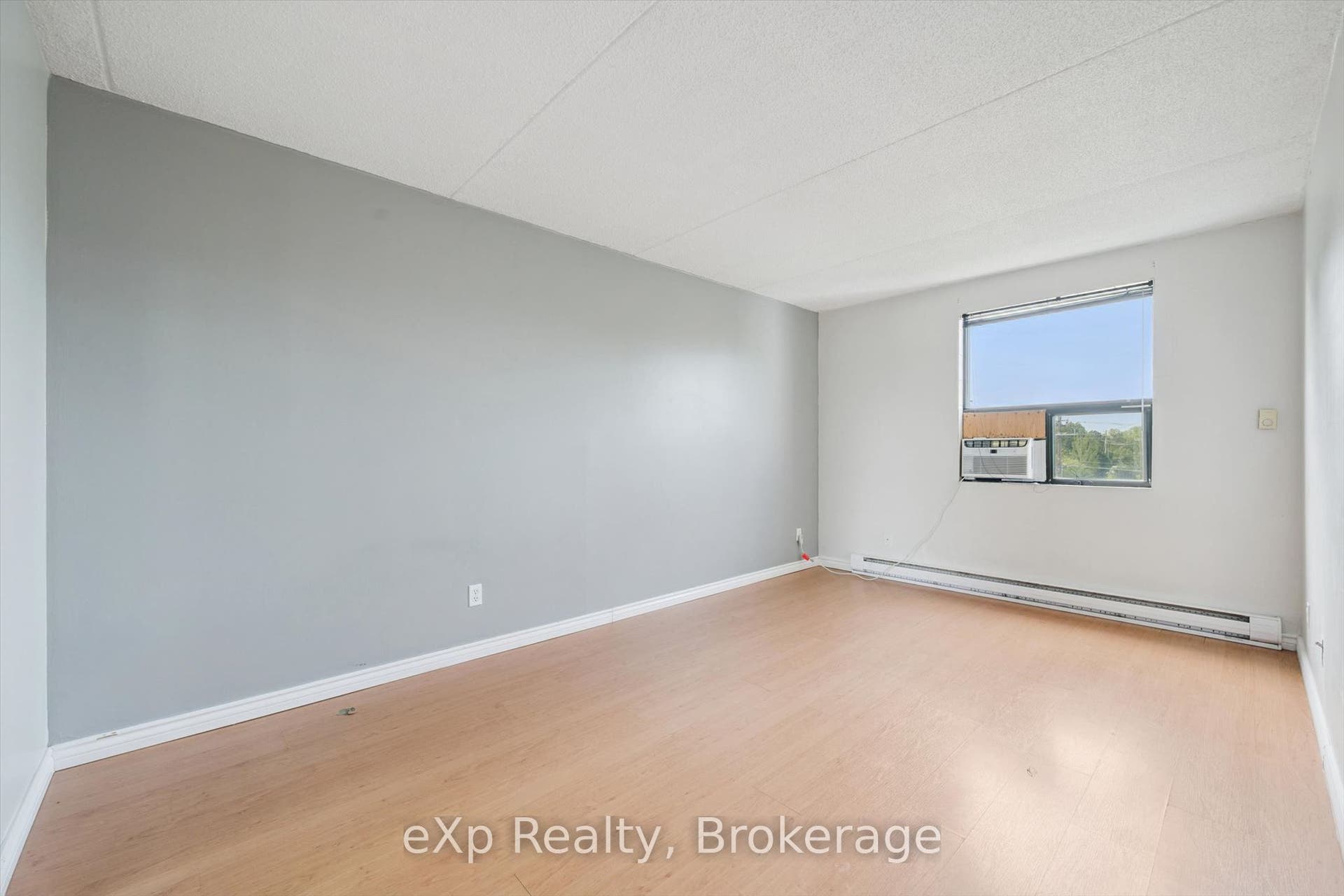 65 Silvercreek Parkway N, #404, Guelph, Wellington ON N1H 7R9
