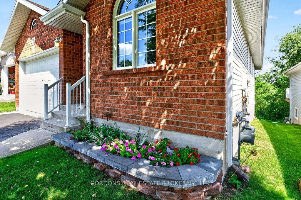 633 Melrose Street, Kingston, Frontenac ON K7M 9G8