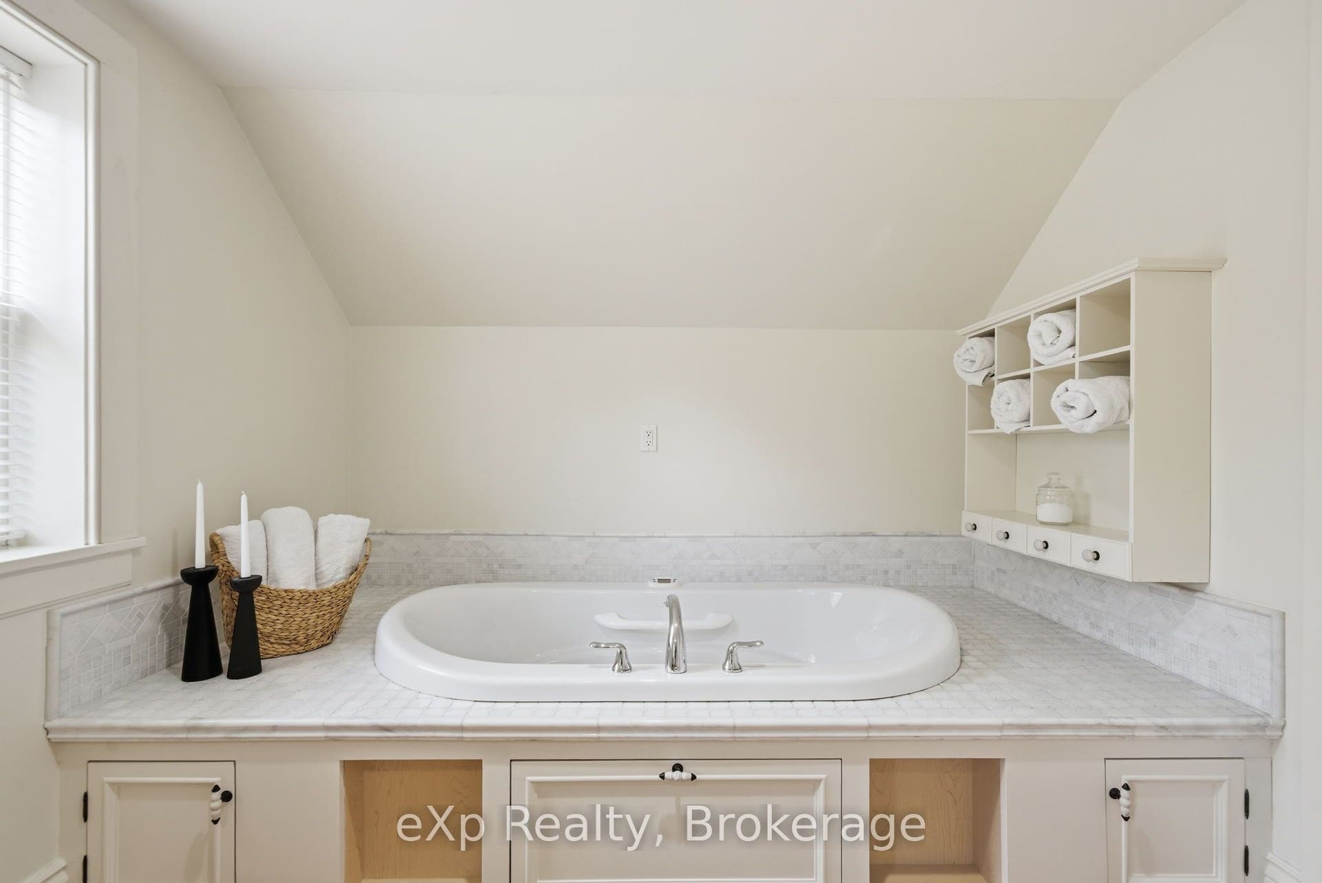 4081 Burnham Street N, Hamilton Township, Northumberland ON K9A 4J9