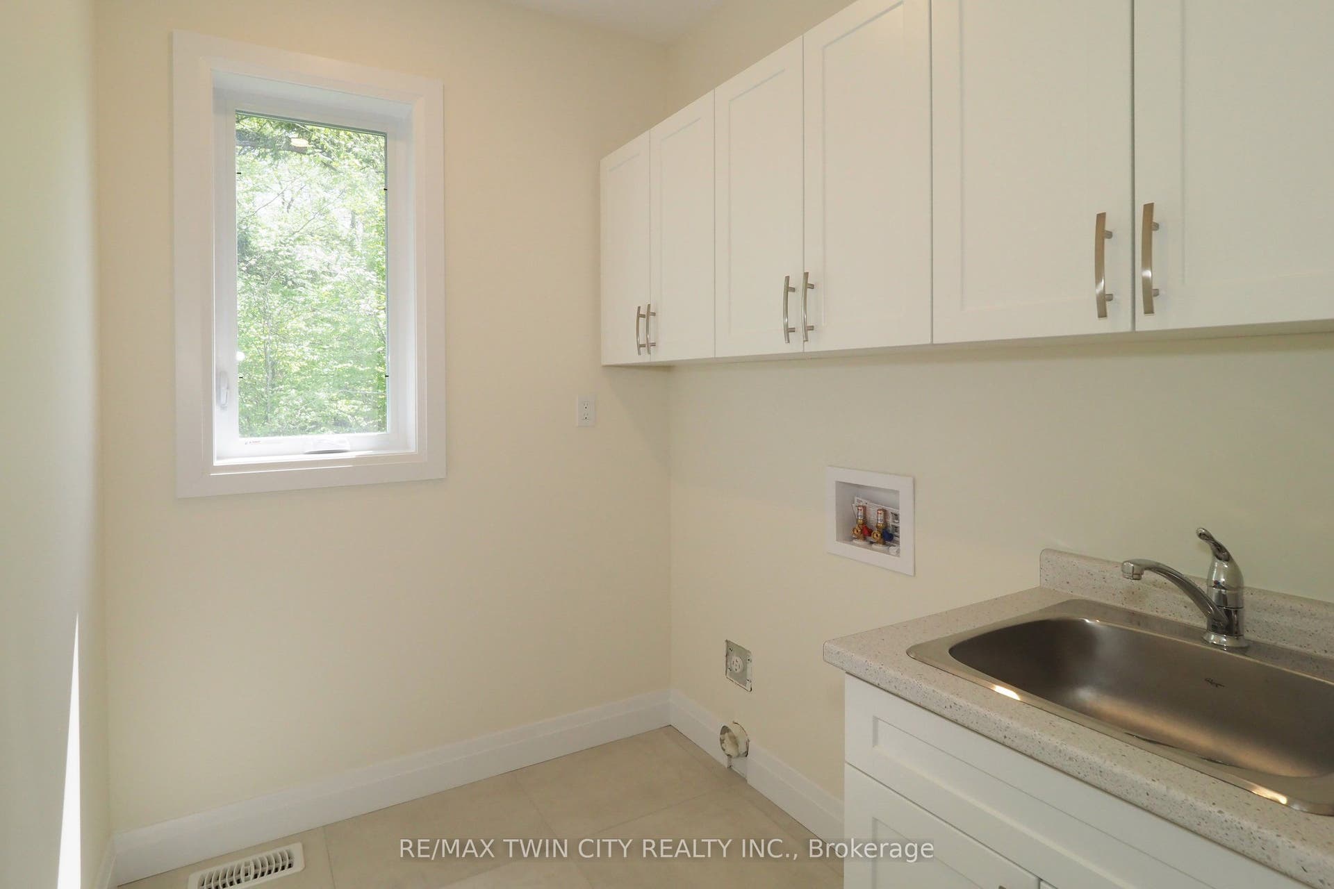 220 JEFFREY Place, Kitchener, Waterloo ON N2C 2T7 220 JEFFREY Place, Kitchener, Waterloo ON N2C 2T7