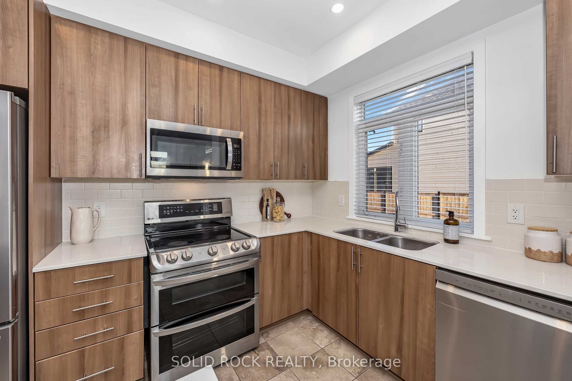 859 E Solarium Avenue E, Blossom Park - Airport And Area, Ottawa ON K4M 0H1 859 E Solarium Avenue E, Blossom Park - Airport And Area, Ottawa ON K4M 0H1
