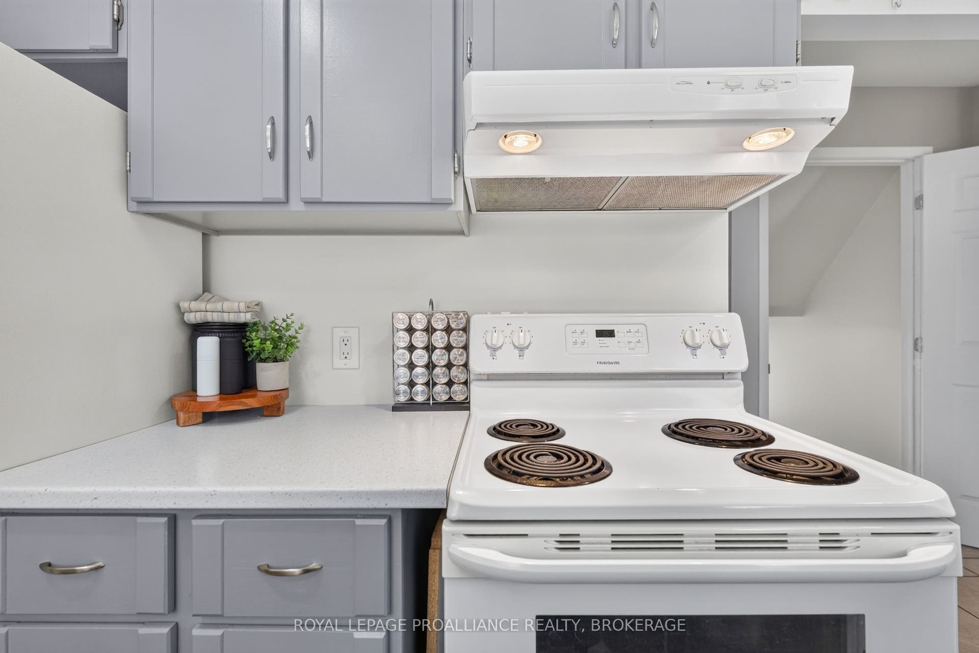 24 Balmoral Court, Kingston, Frontenac ON K7M 7T1
