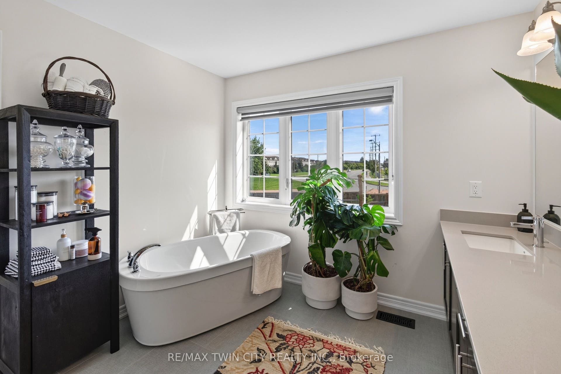10 Reistwood Drive, Kitchener, Waterloo ON N2R 0N7 10 Reistwood Drive, Kitchener, Waterloo ON N2R 0N7