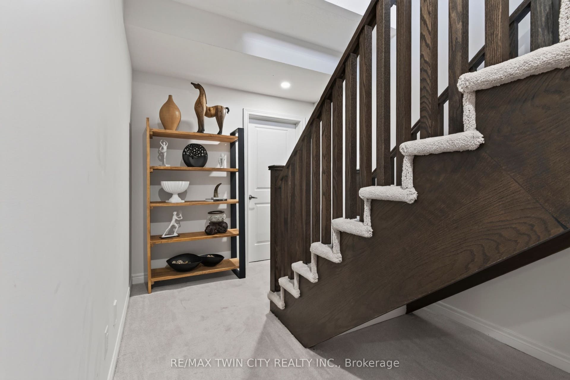 10 Reistwood Drive, Kitchener, Waterloo ON N2R 0N7 10 Reistwood Drive, Kitchener, Waterloo ON N2R 0N7