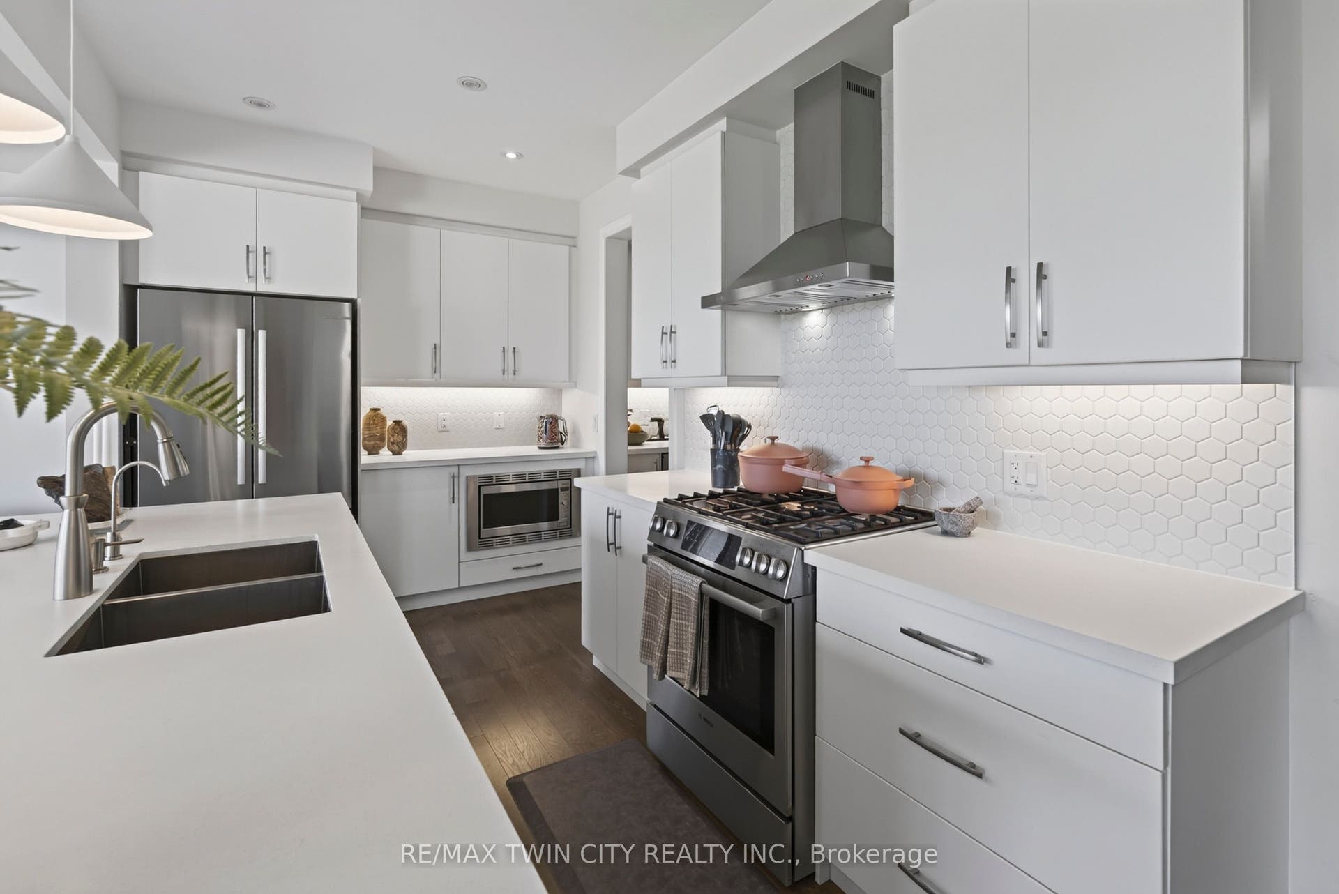 10 Reistwood Drive, Kitchener, Waterloo ON N2R 0N7 10 Reistwood Drive, Kitchener, Waterloo ON N2R 0N7