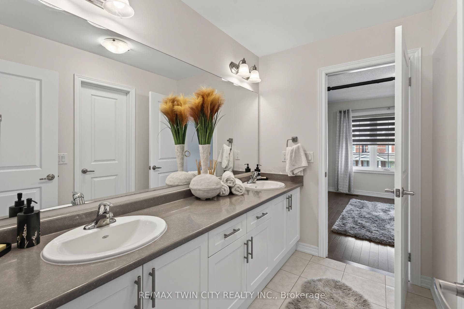 10 Reistwood Drive, Kitchener, Waterloo ON N2R 0N7 10 Reistwood Drive, Kitchener, Waterloo ON N2R 0N7