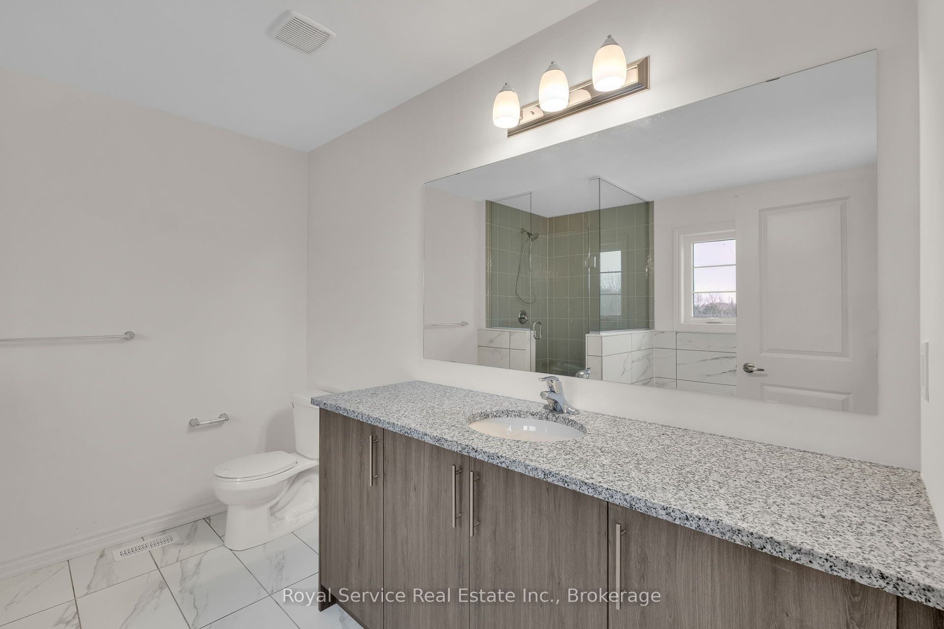 472 Trevor Street, Cobourg, Northumberland ON K9A 4J6 Primary Bathroom