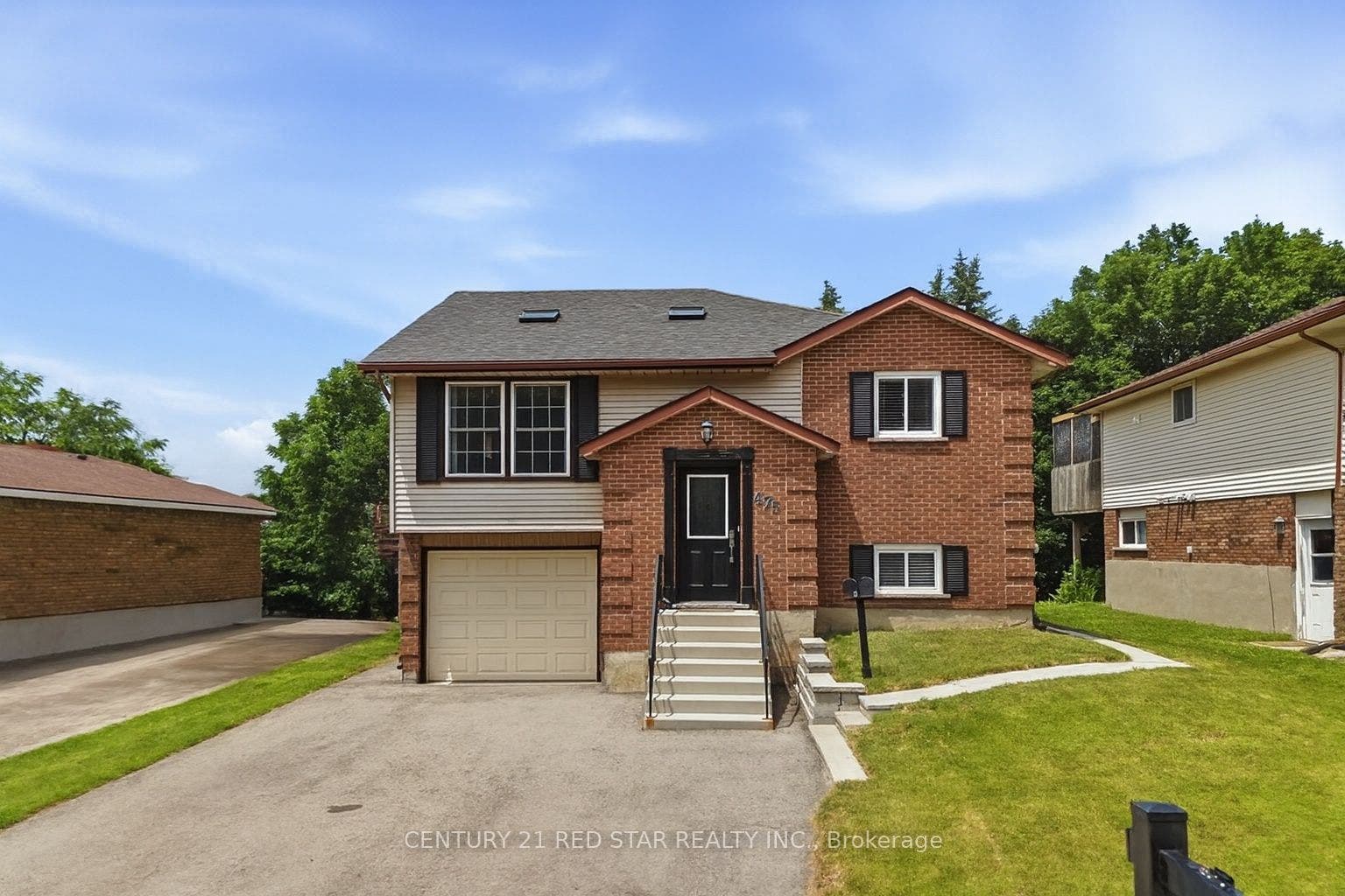 Amazing front profile with path to lower unit!