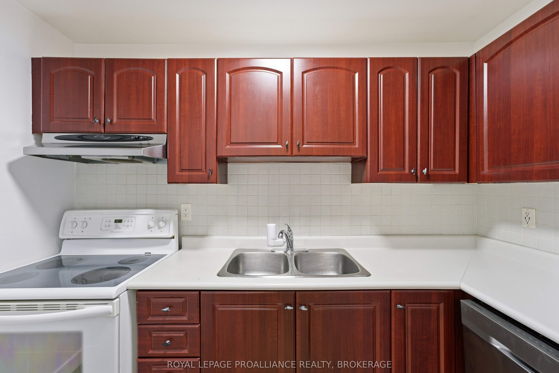 573 Armstrong Road, #217, Kingston, Frontenac ON K7M 8J8
