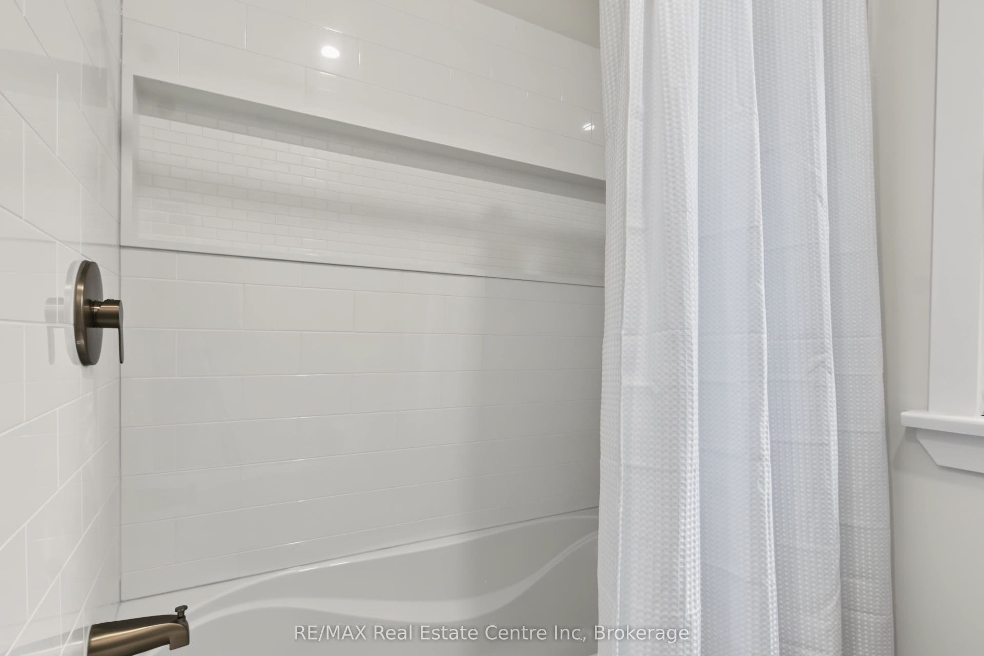 223 Margaret Avenue, Kitchener, Waterloo ON N2H 4J1 223 Margaret Avenue, Kitchener, Waterloo ON N2H 4J1