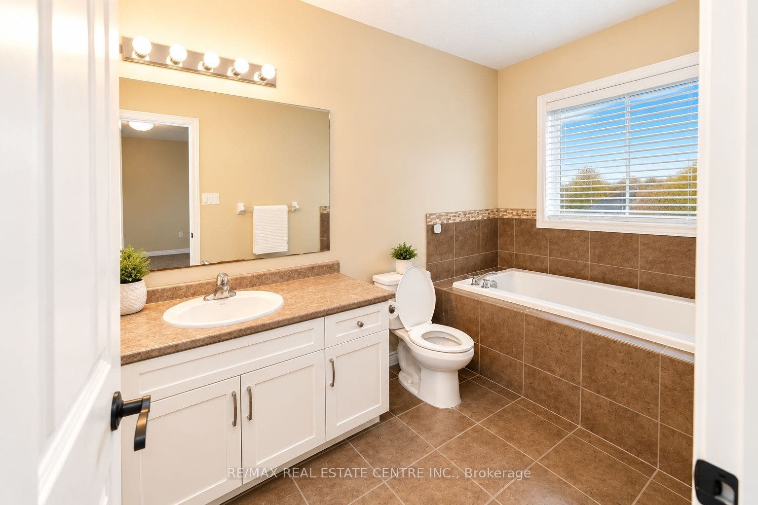 4 Drone Crescent, Guelph, Wellington ON N1K 0C1 4 Drone Crescent, Guelph, Wellington ON N1K 0C1