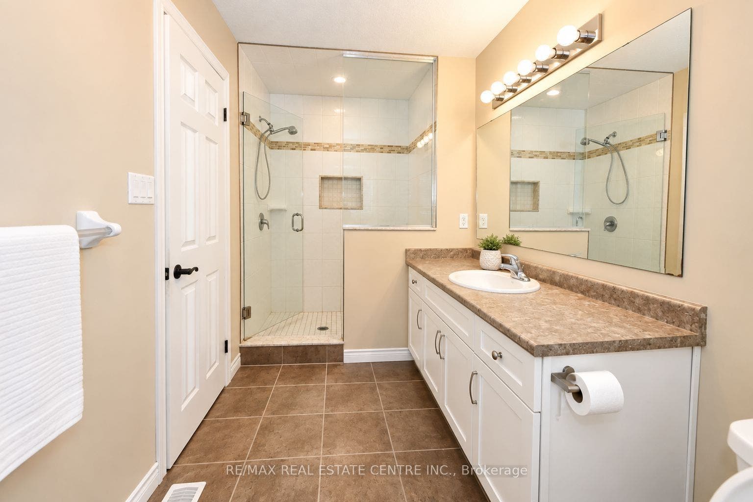 4 Drone Crescent, Guelph, Wellington ON N1K 0C1 4 Drone Crescent, Guelph, Wellington ON N1K 0C1